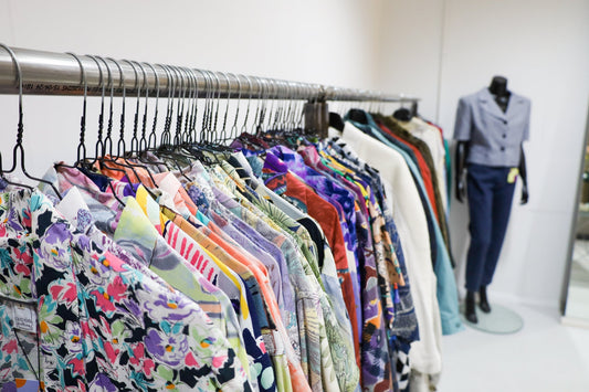 Waarom vintage kleding anders valt dan moderne maten.