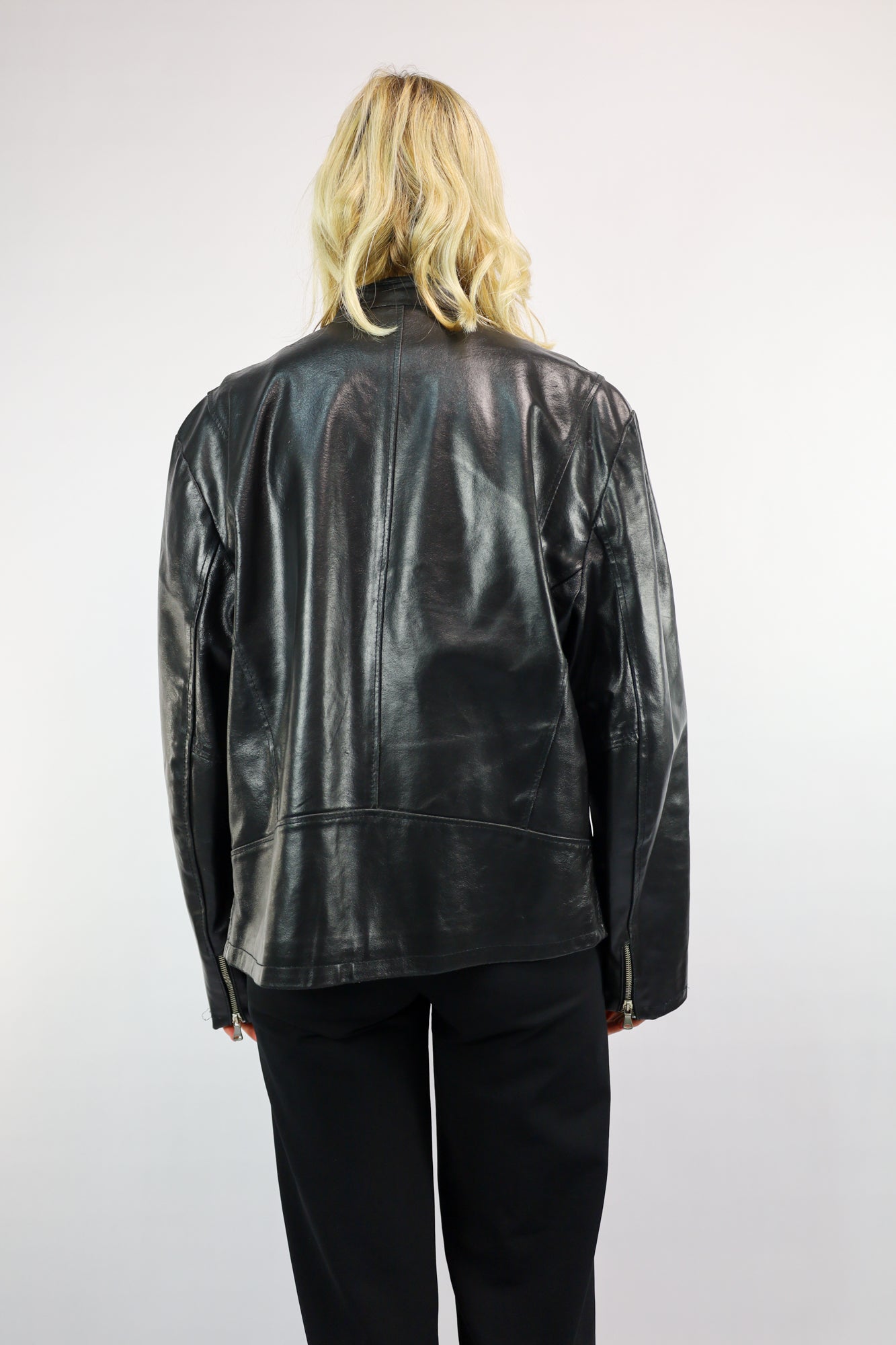 Vintage basic leren jas in zwart met twee ritszakken en luxe uitstraling