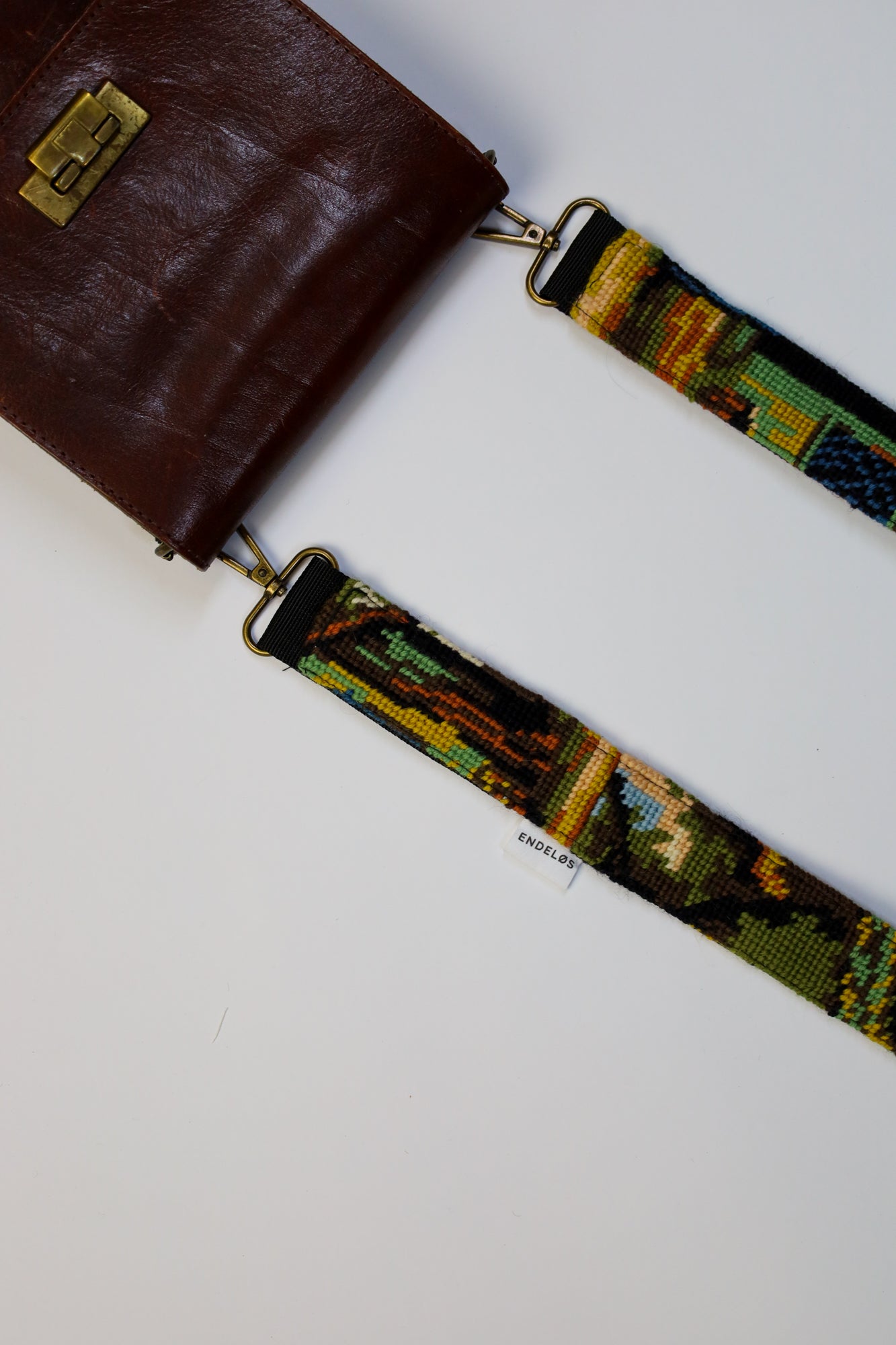 Strap met een borduurwerk van het boerenleven, perfect voor het verfraaien van je tas, telefoon of camera.