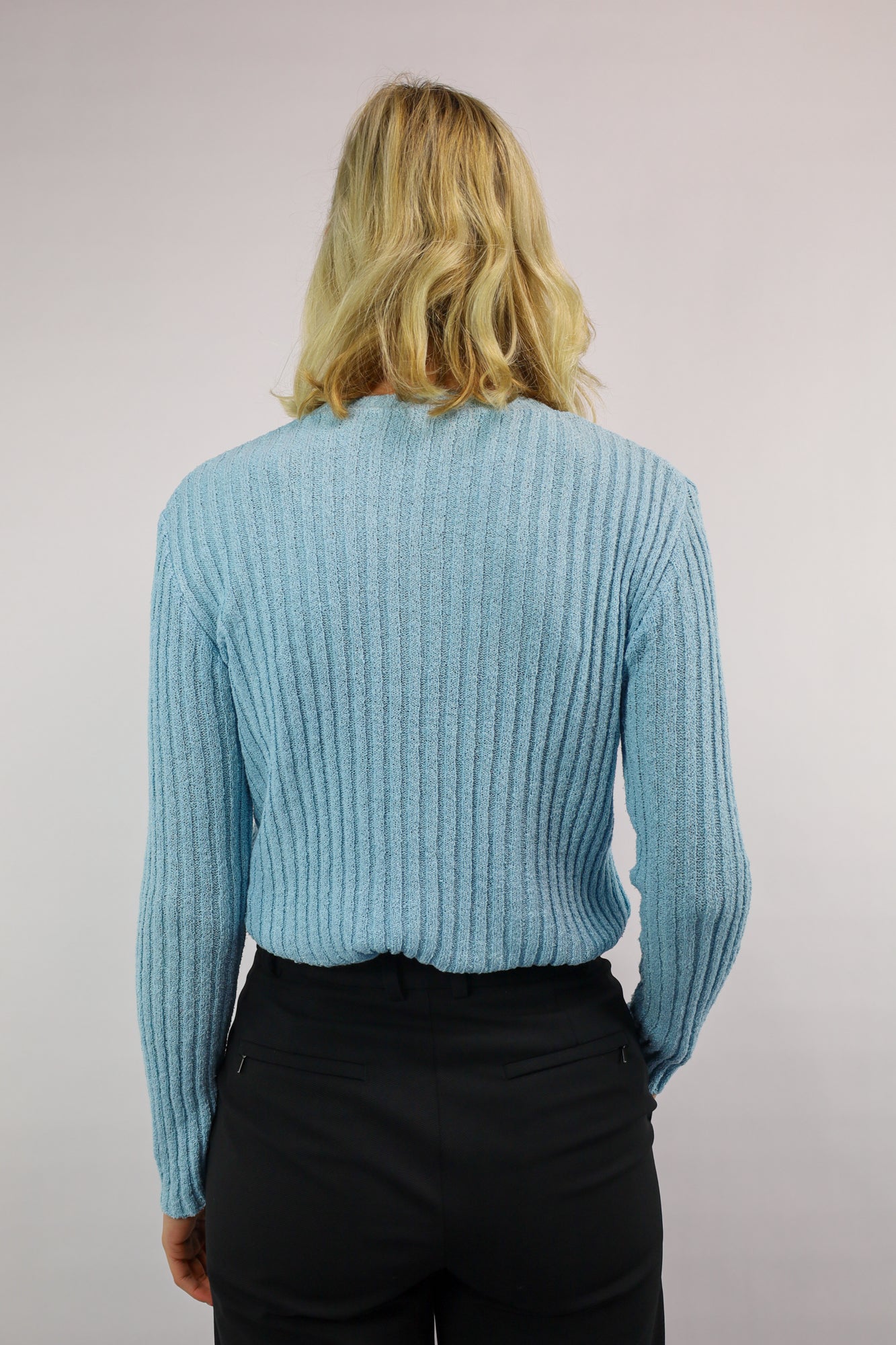 Babyblauwe vintage top met lange mouw, ronde hals en comfortabele pasvorm