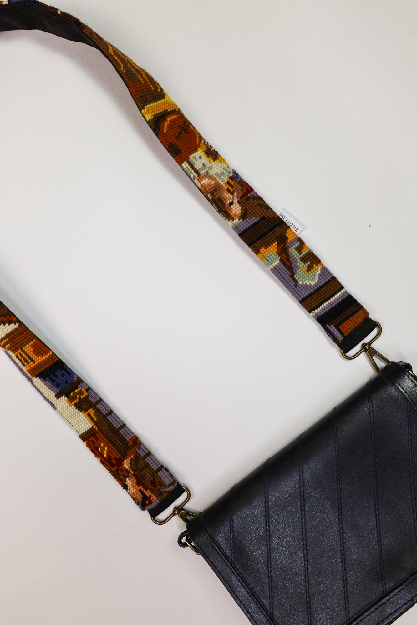 Strap met borduurwerk geïnspireerd op het schilderij Love Letter van Johannes Vermeer.