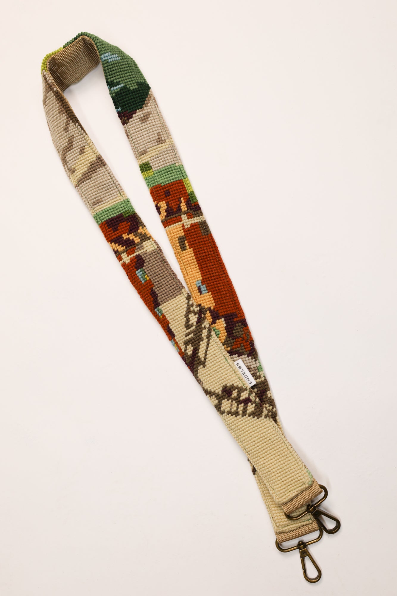 Handgemaakte tasband van een vintage geborduurd schilderij, met bronskleurige metalen gespen en een stevige PolyPropyleen onderzijde. Breedte 4 cm, lengte 111 cm, uniek en duurzaam ontwerp.
