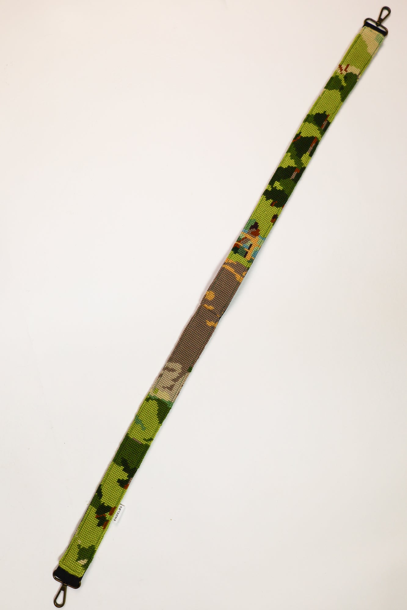 Artistieke strap in groentinten, geïnspireerd door een geborduurd schilderij, perfect voor een stijlvolle upgrade van je accessoires.