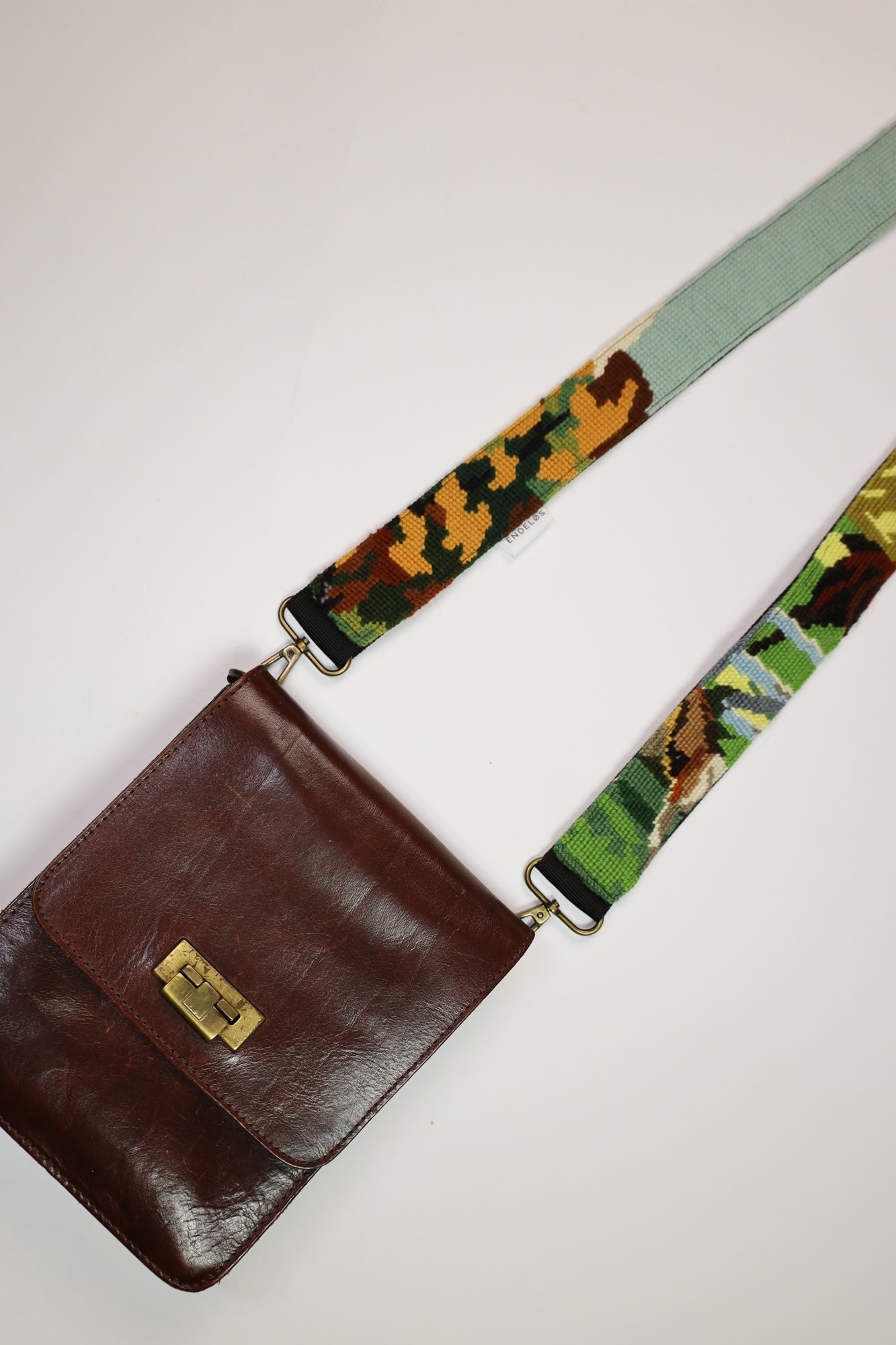 Strap met een jacht-tafereel in groene, bruine en blauwe tinten, ideaal voor het verfraaien van je tas, telefoon of camera.