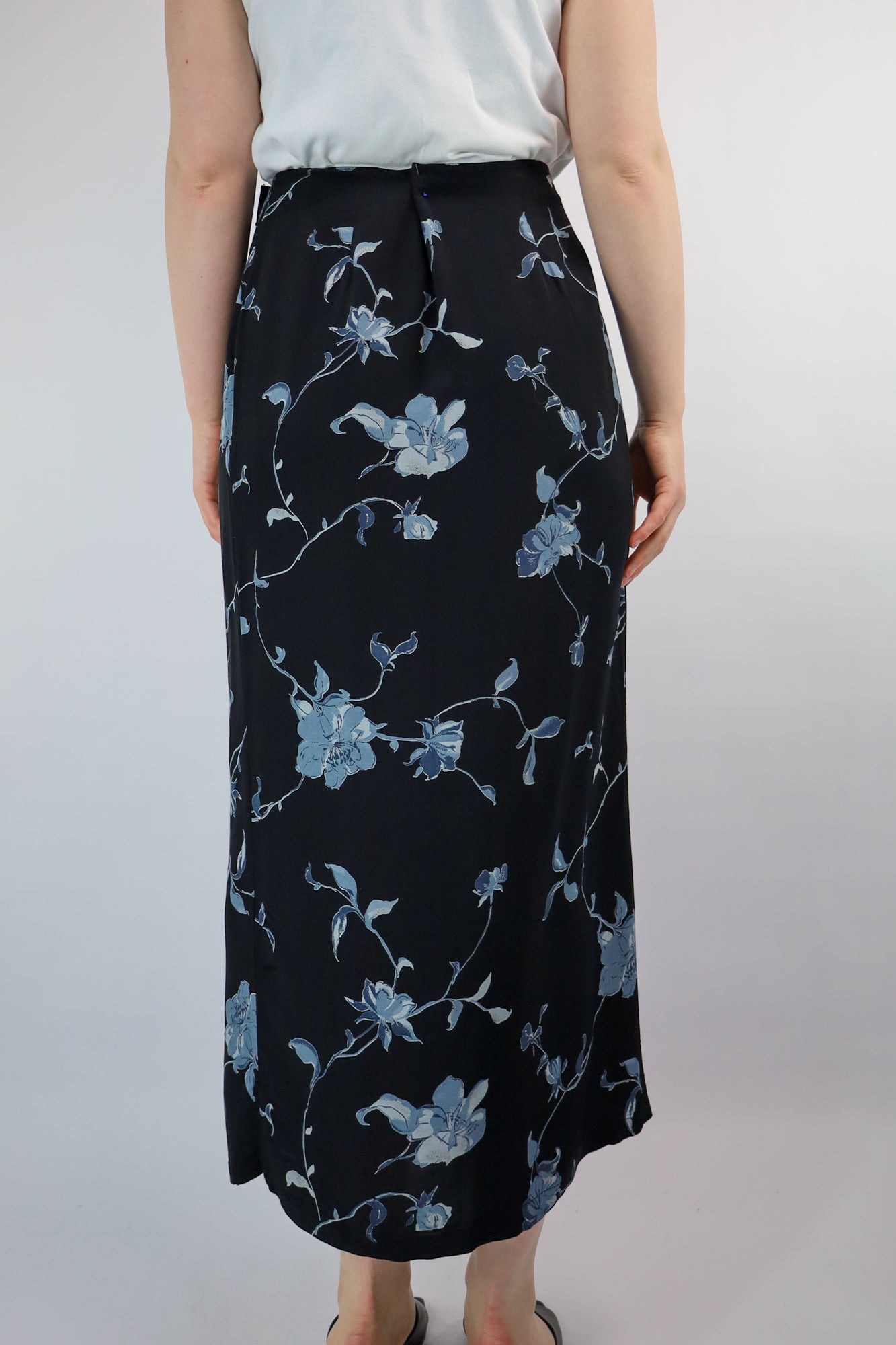 Achteraanzicht van de soepelvallende vintage wikkelrok – gedragen door model