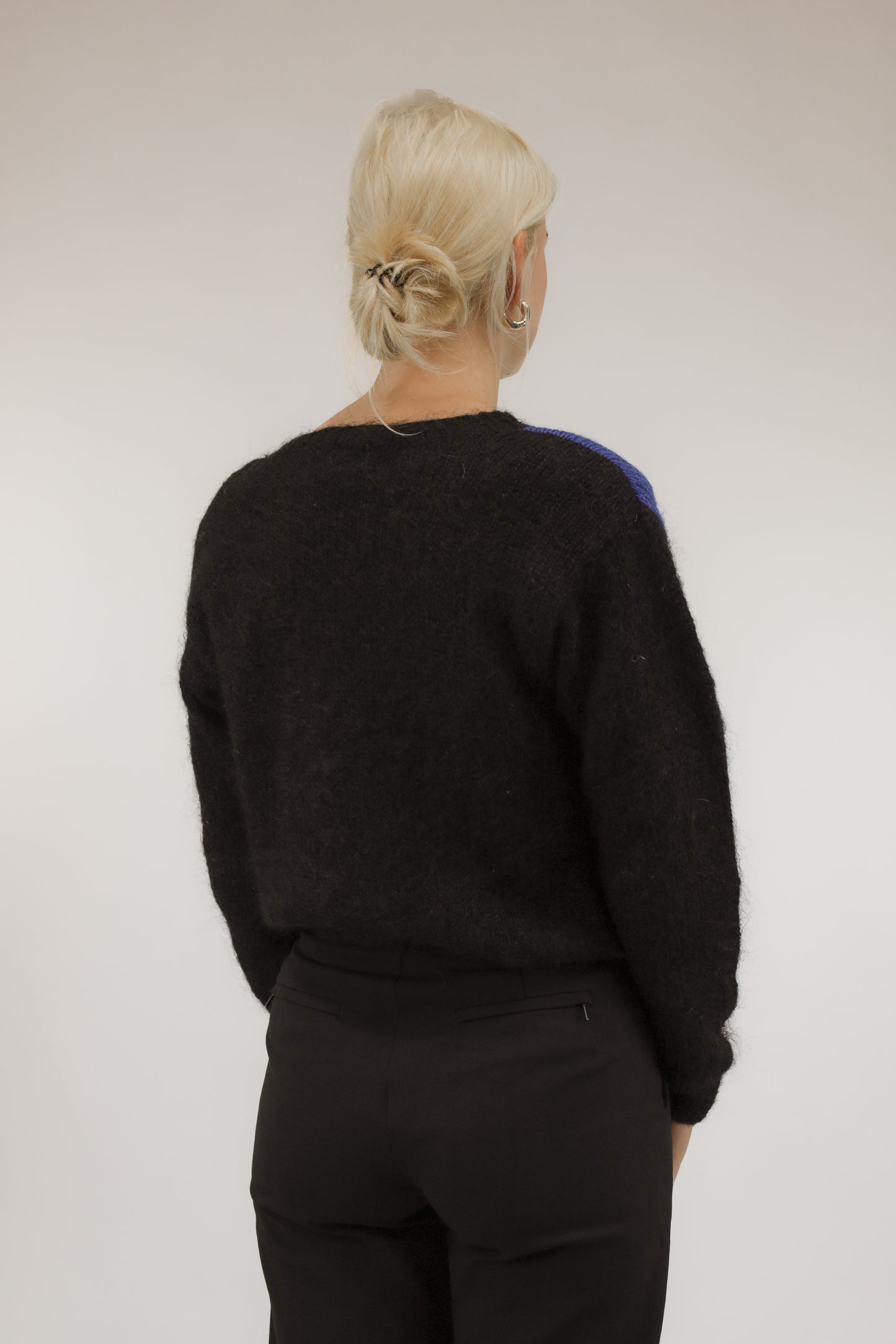 Model van achteren met vintage zwarte mohair trui met ingeweven blokkenpatroon.