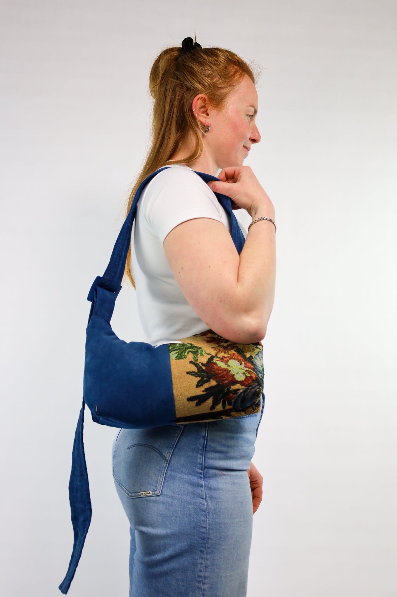 Crossbody bag van tweedehands gordijnstof, gedragen over de schouder