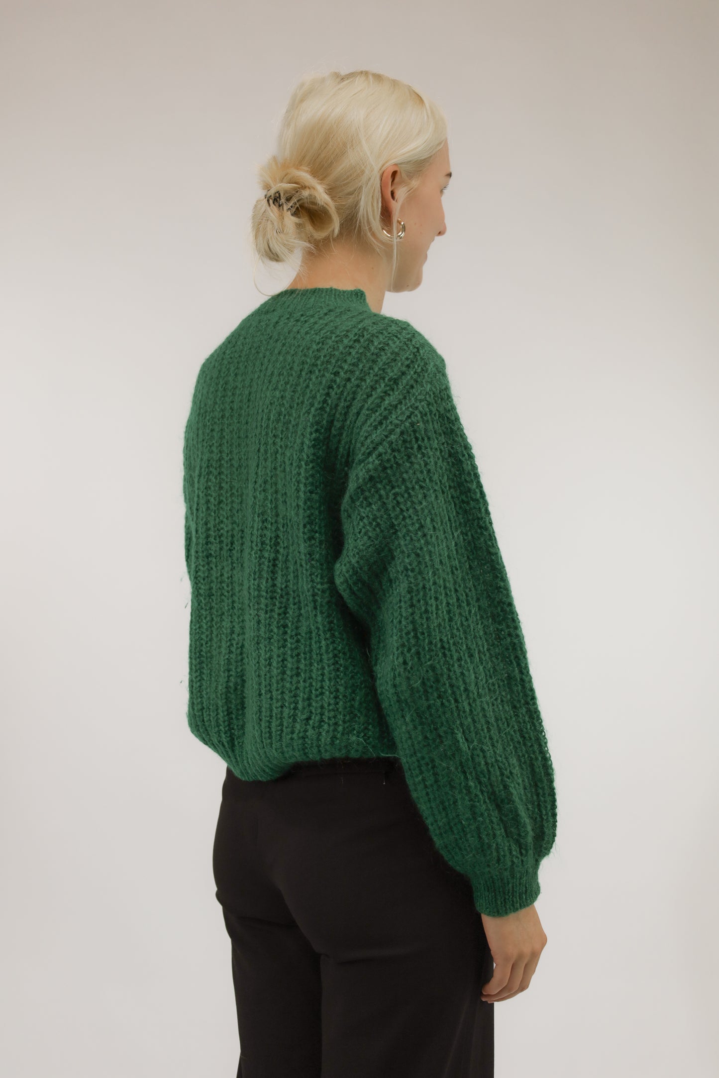 Model van achteren met vintage groene mohair trui – zachte textuur en klassiek kabeldessin zichtbaar