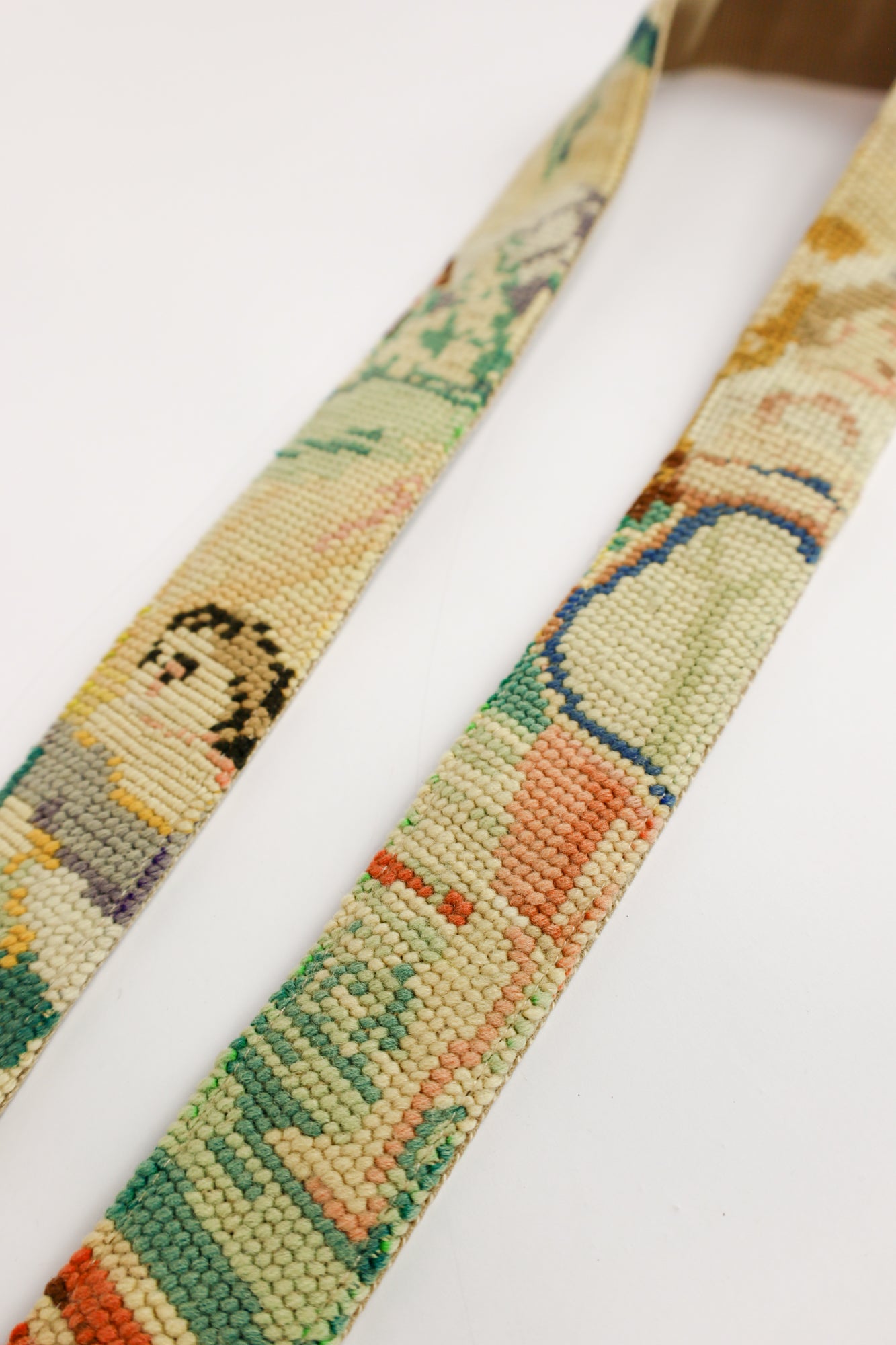 Duurzaam handgemaakt accessoire met geborduurd schilderij in zachte pastelkleuren, ideaal voor tas, telefoon of camera.
