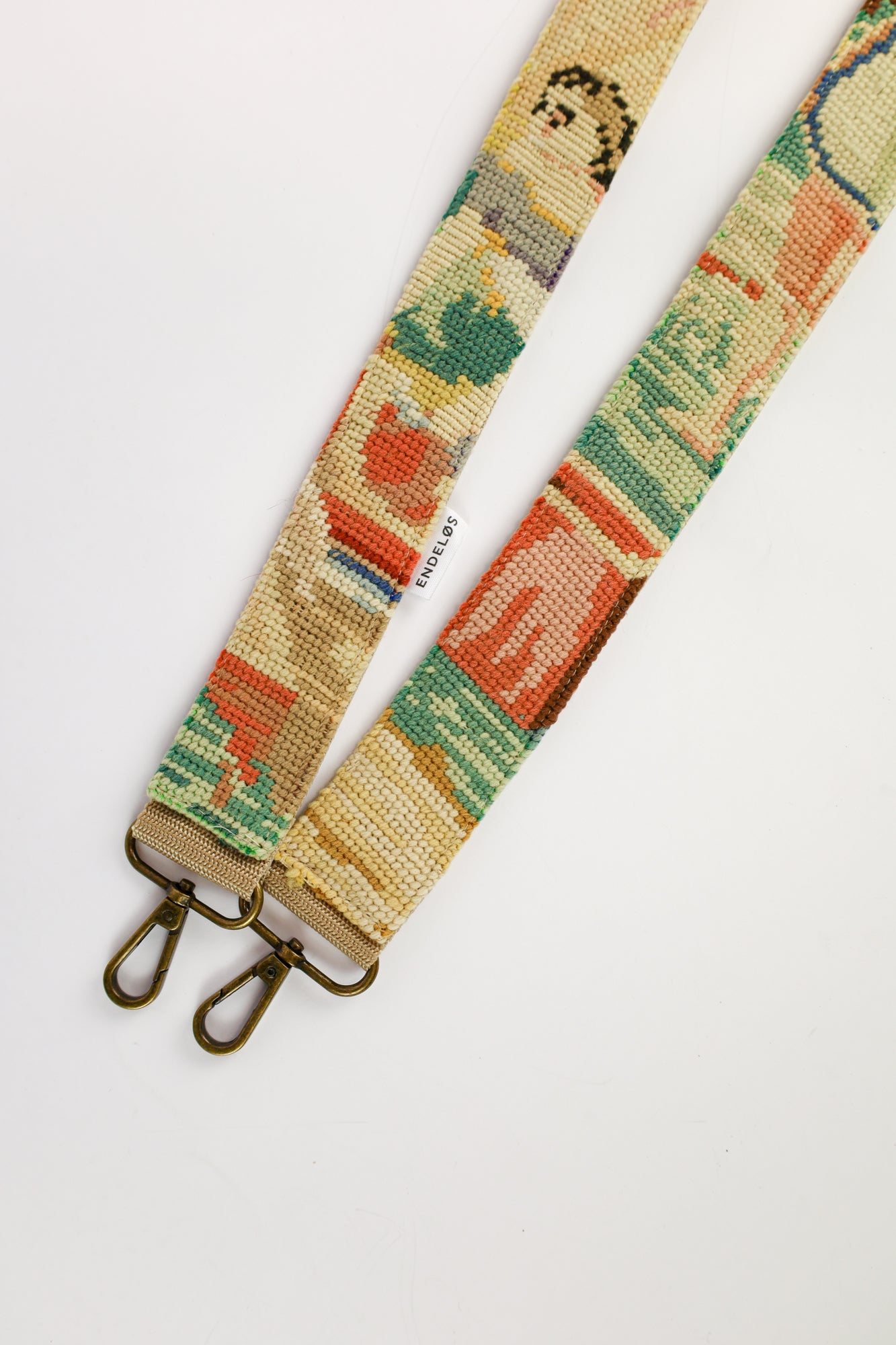 Close-up van de band met geweven pastelgekleurde garens, adding a unique touch to your accessories.