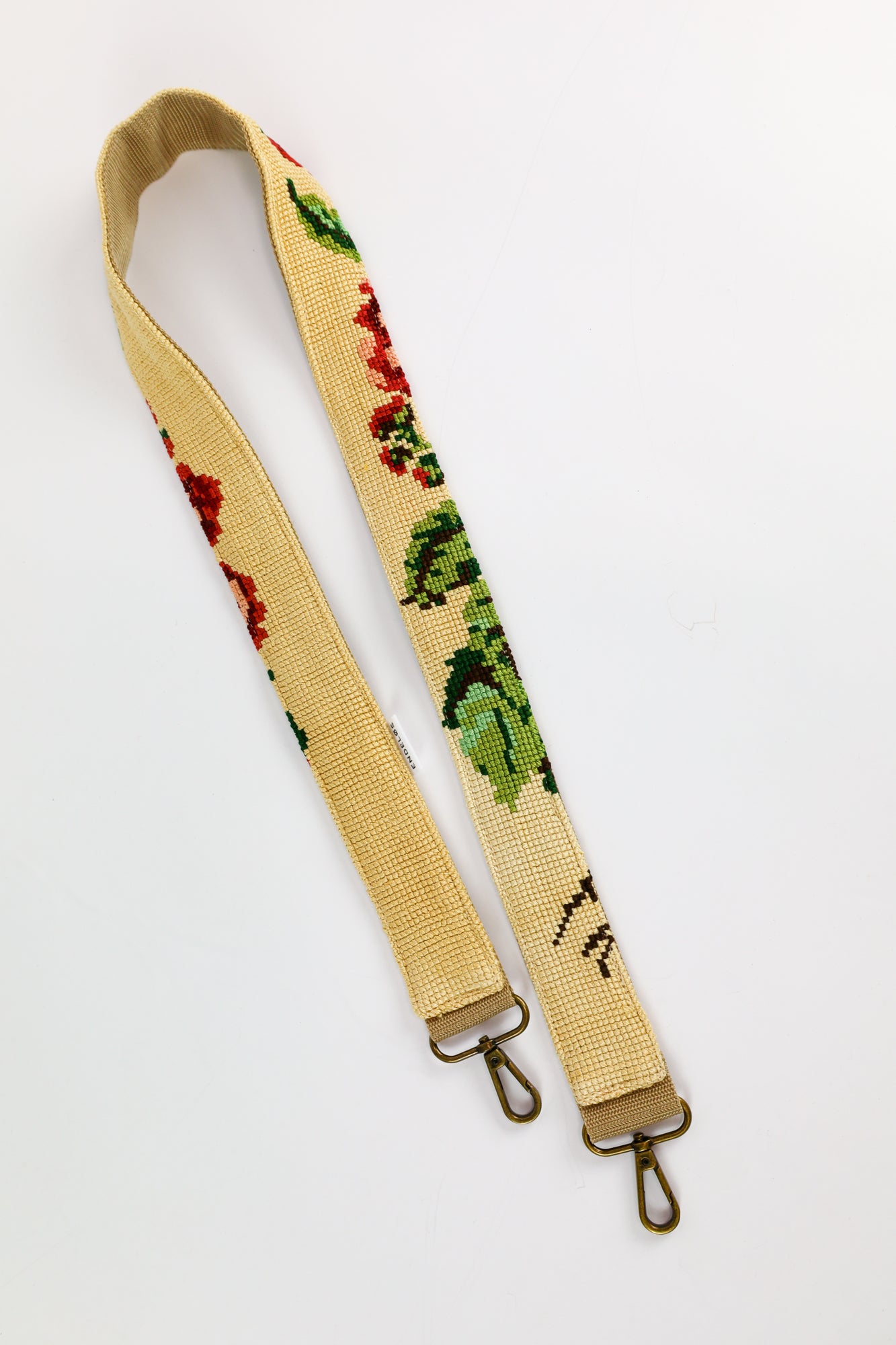 Handgemaakte tassenband van geborduurd schellekoord met roze bloemen, a stylish accessory for your bag, phone, or camera.