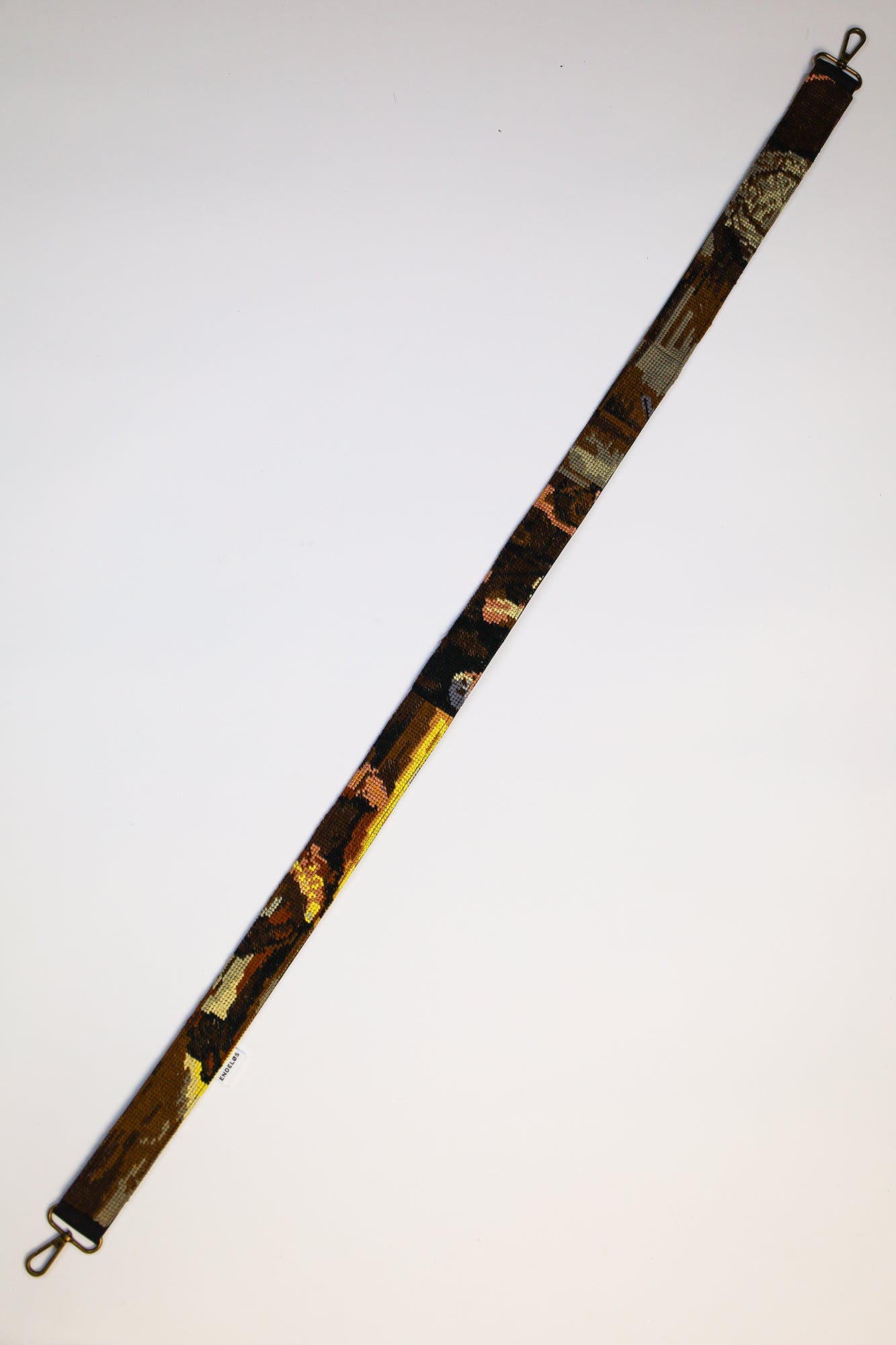 Stijlvolle strap met een geborduurd motief, geïnspireerd op De Nachtwacht van Rembrandt, perfect voor tassen of camera’s.