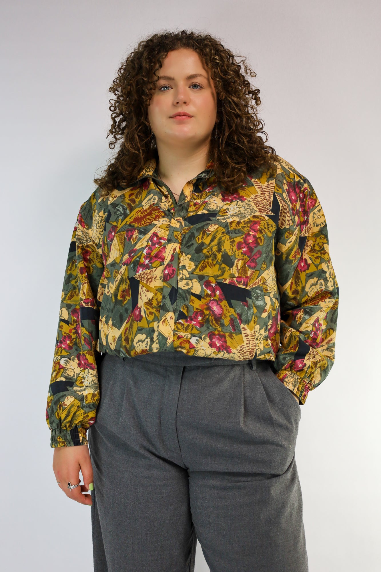 Voorkant van vintage zijden bomberjack met kleurrijke fantasy print