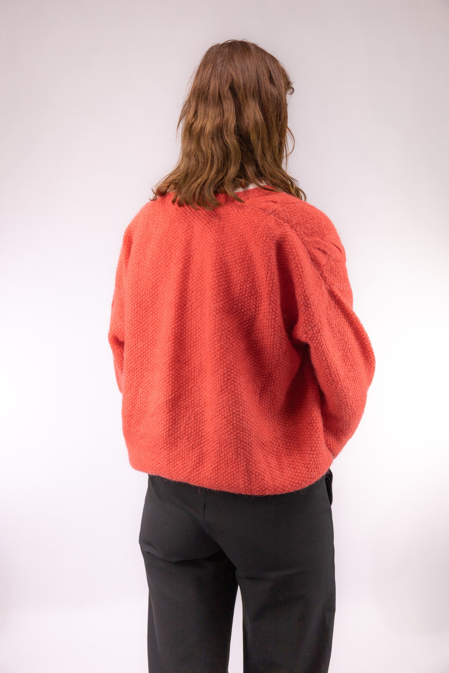 Achteraanzicht van oversized vintage kabeltrui met zware knit