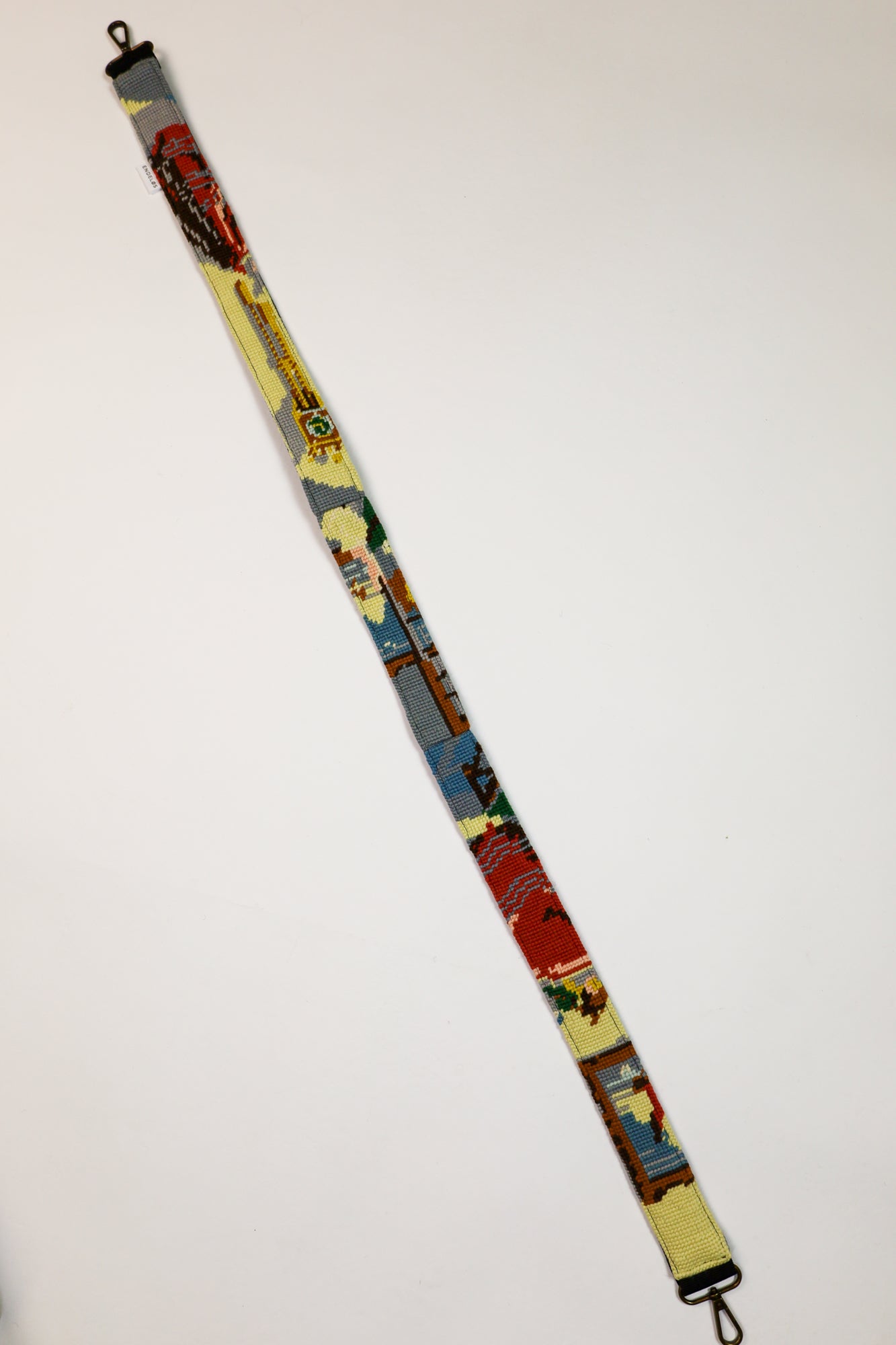 Artistieke strap in zachte tinten, met een geborduurd schilderij, voor een stijlvolle en duurzame upgrade van je accessoires.