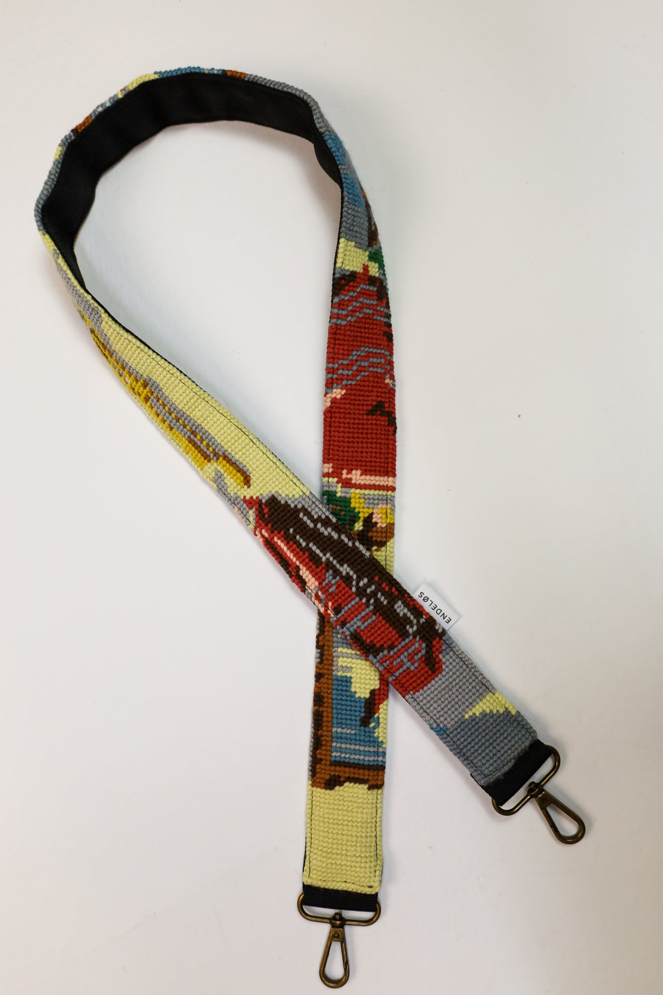 Duurzame strap in zachte kleuren, gemaakt van een geborduurd schilderij, perfect voor tassen, camera’s en telefoons.