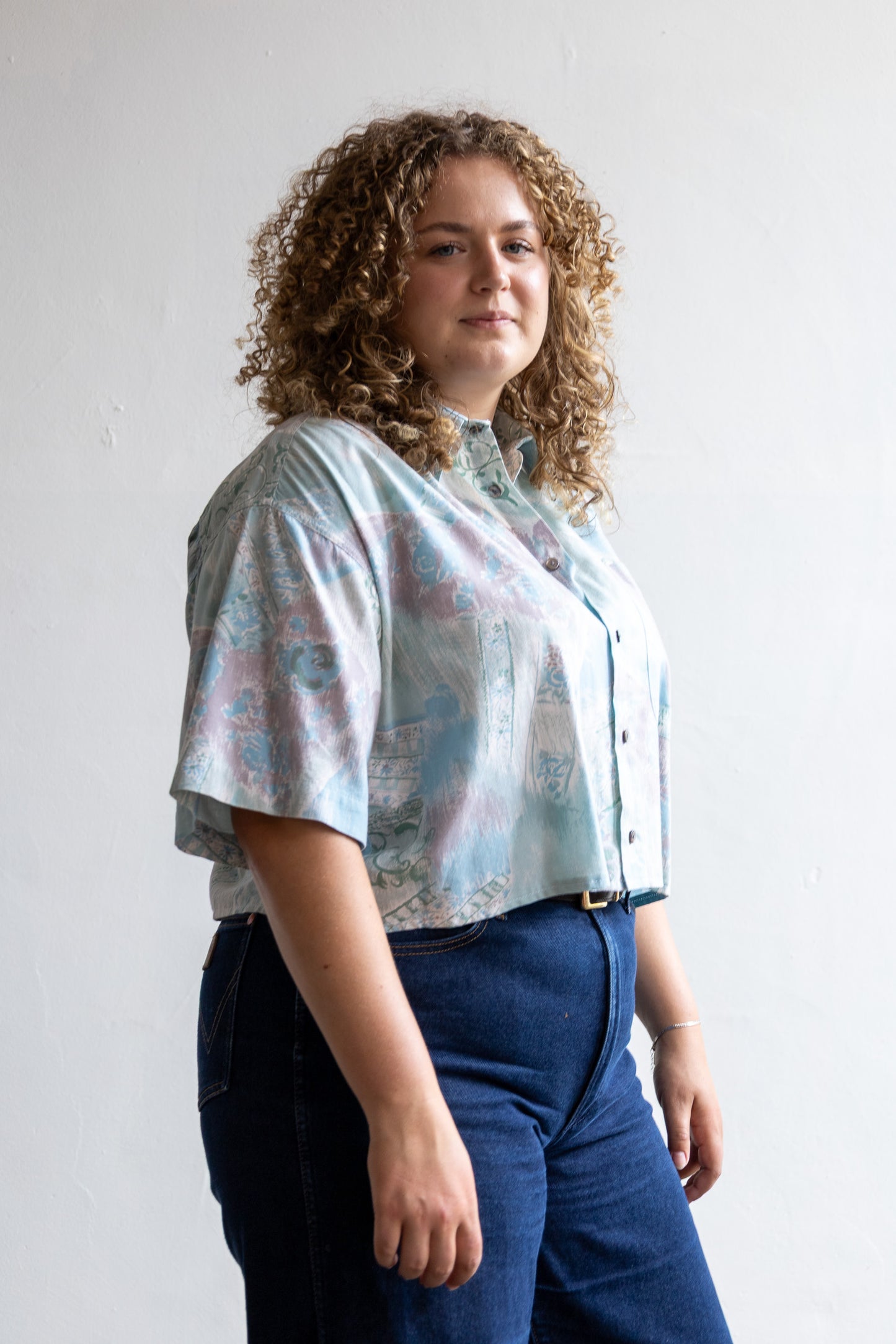 Detail van de korte vintage blouse met fantasy print op zachte viscose stof.