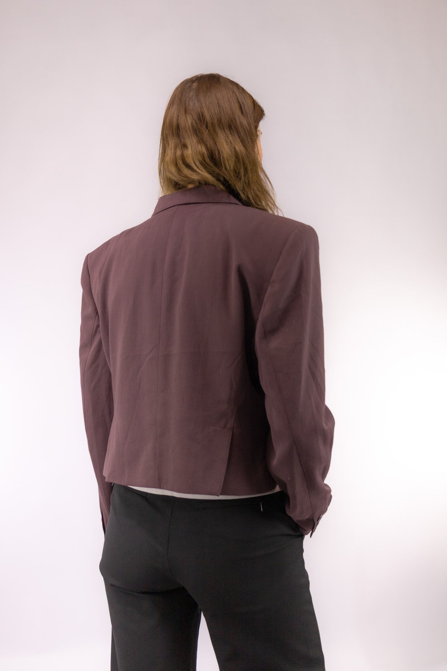 Achteraanzicht van wijnrode vintage cropped blazer met lange mouwen