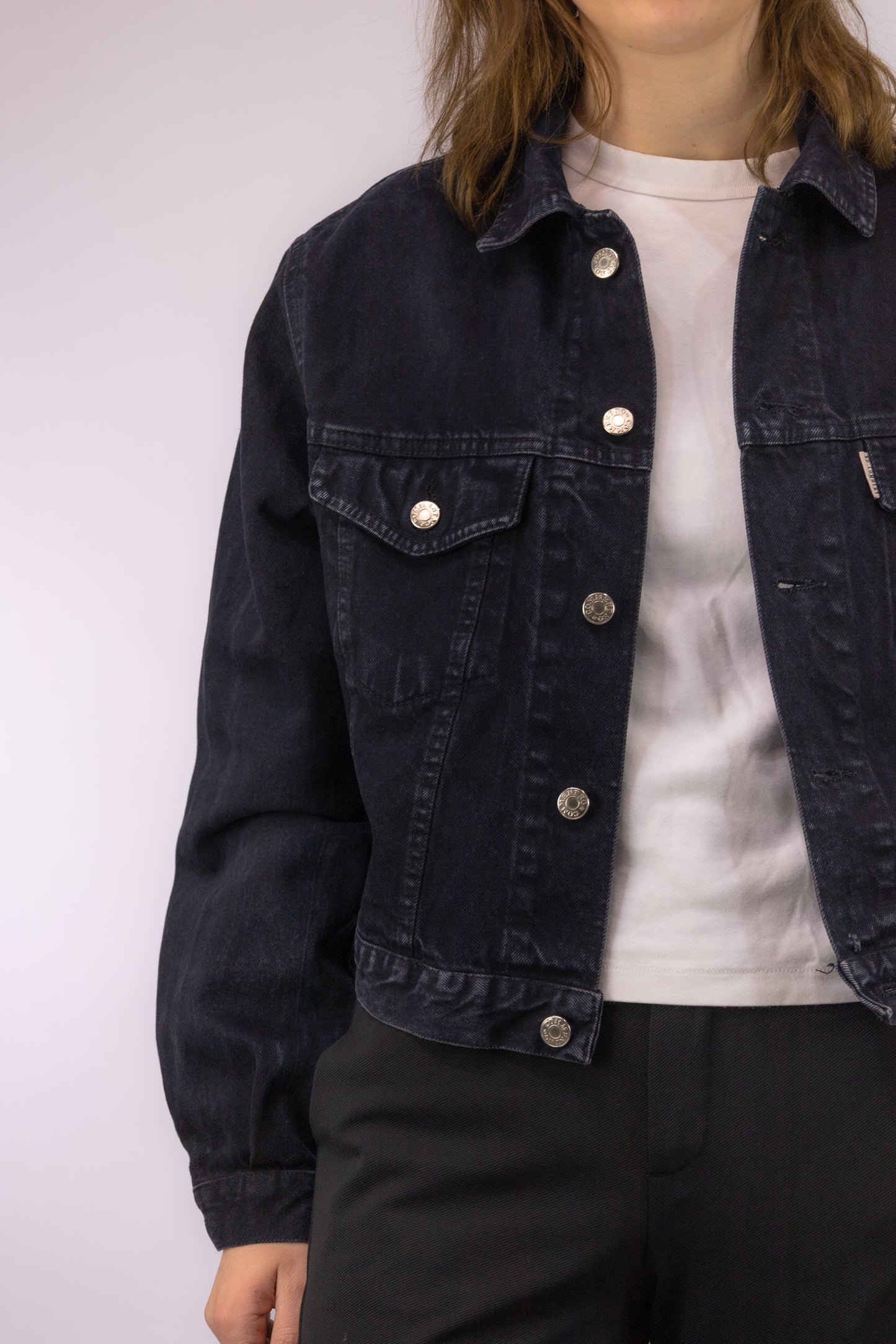 Detail van zwart denim van 100% katoen met klassieke vintage structuur