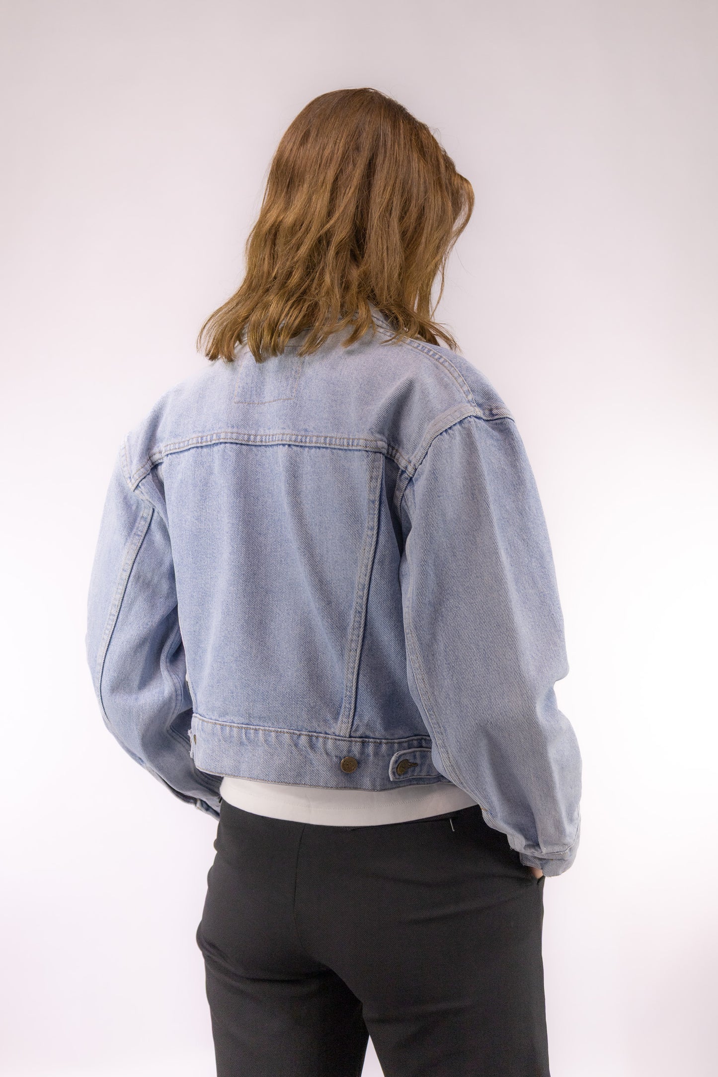 Achteraanzicht van vintage cropped denim jacket met wijde mouwen
