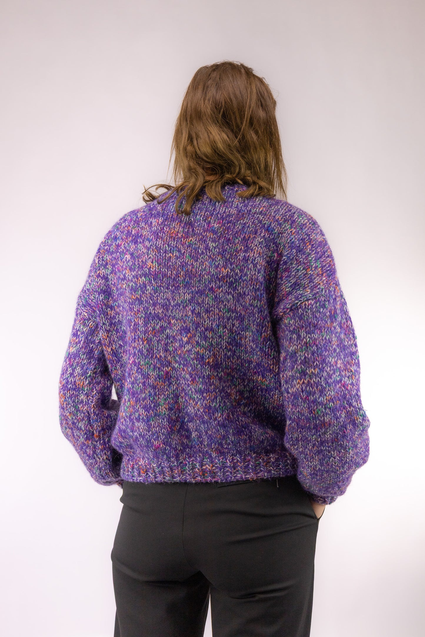 Achteraanzicht van vintage paarse melange trui met uniek breipatroon