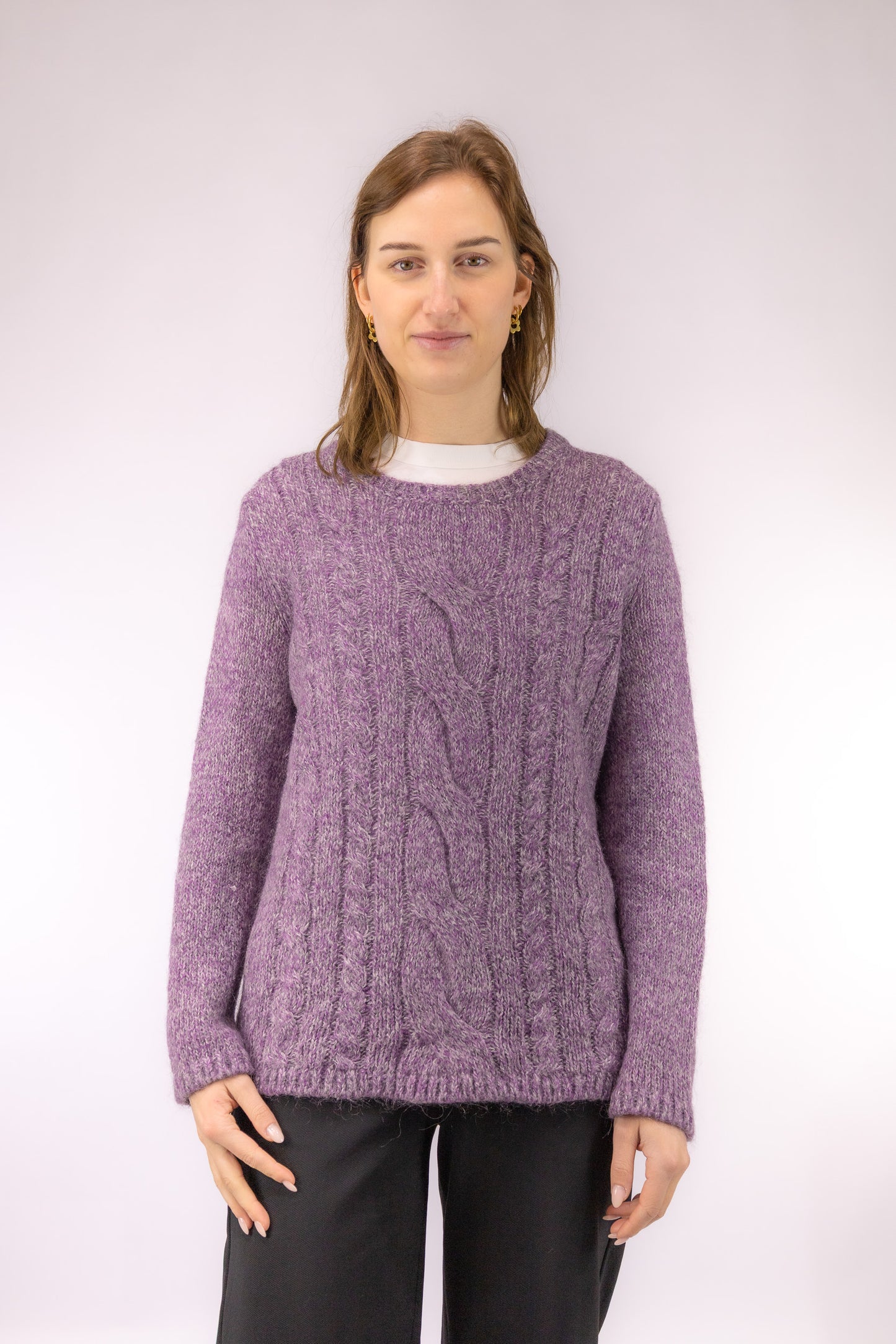 Detail van ingeweven kabel dessin in pastel paarse vintage trui