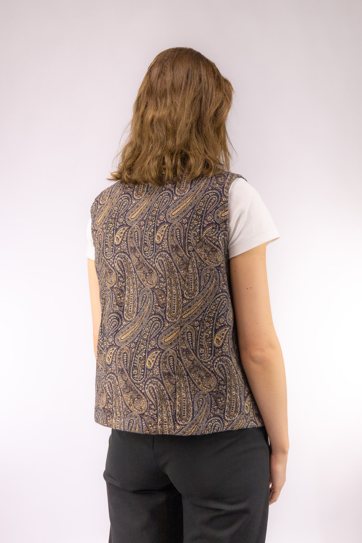 Achteraanzicht van vintage jacquard gilet met knoopsluiting
