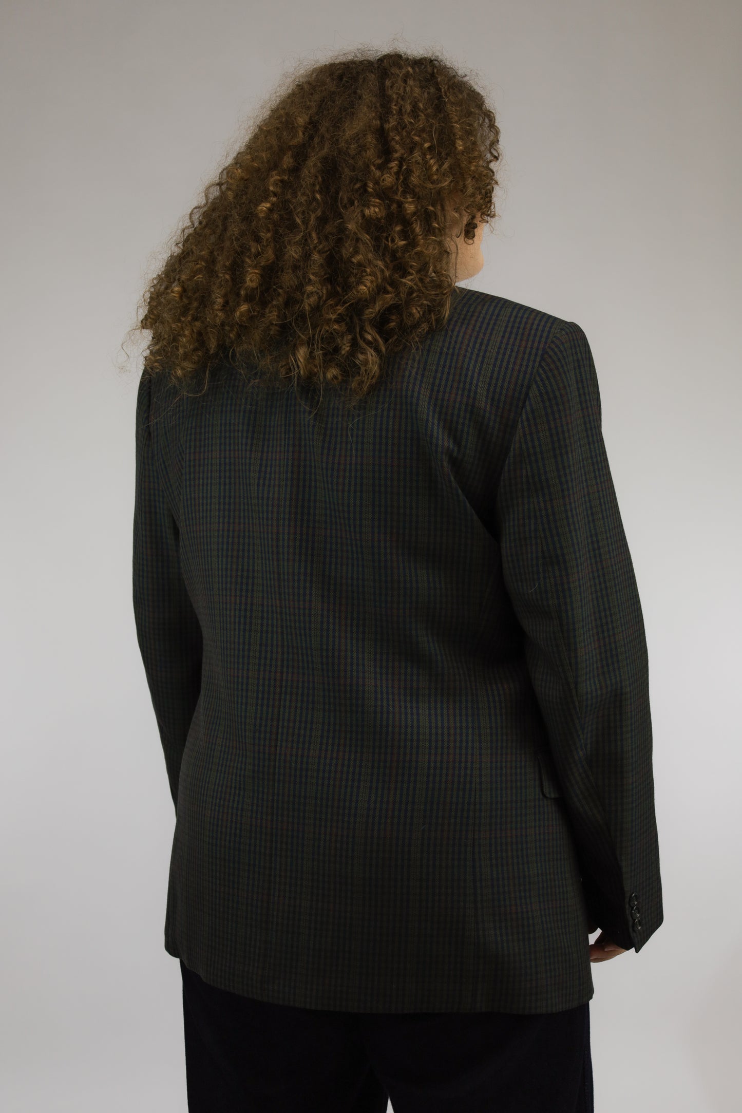 Achteraanzicht van donkerblauw vintage blazer met groene en grijze tinten