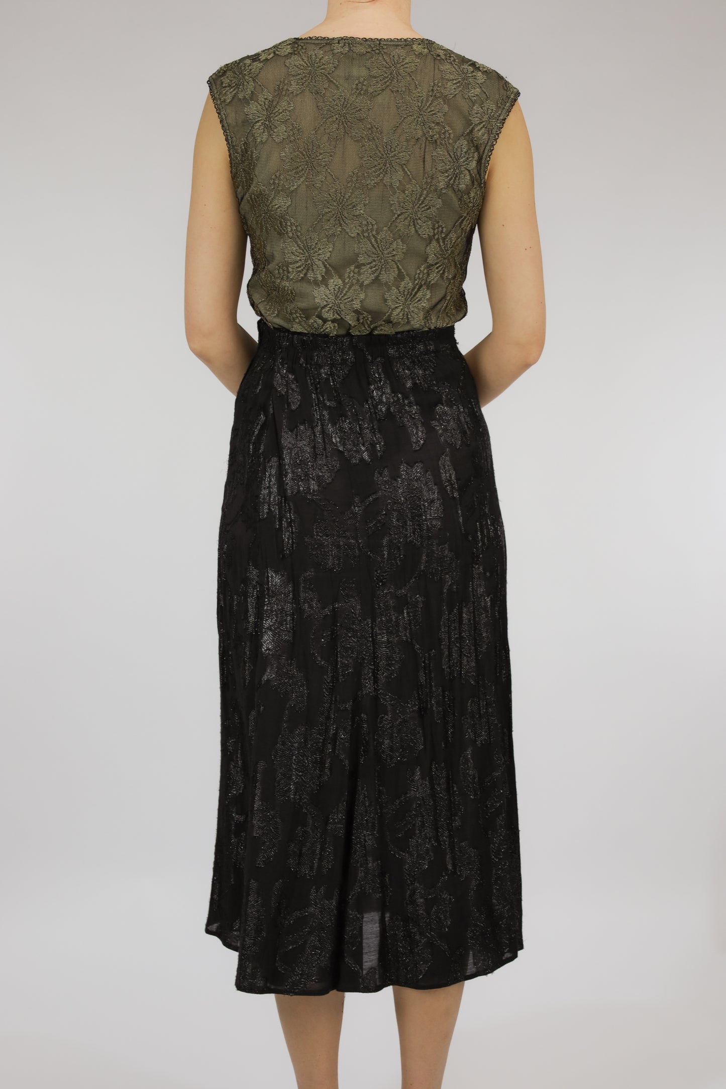 Achteraanzicht van zwarte vintage rok met elastiek in de achtertailleband