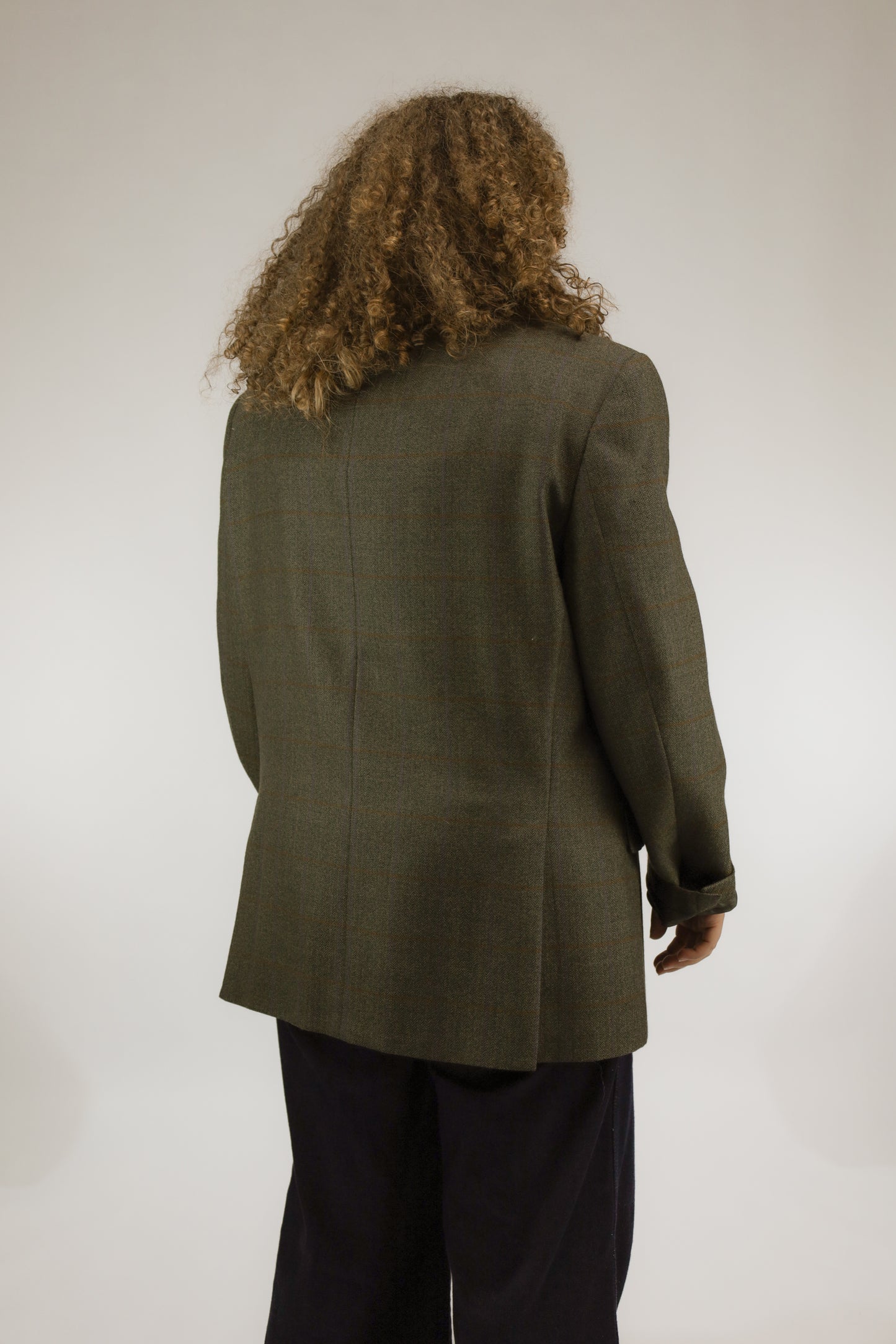 Achteraanzicht van rechtvallende bruine vintage blazer in wollen kwaliteit