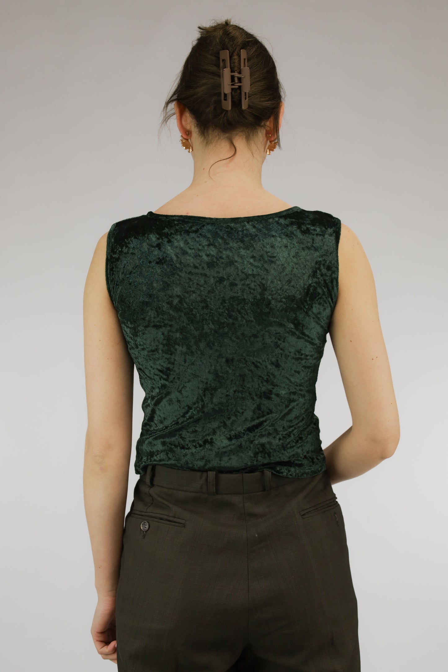 Achteraanzicht van groene velvet mouwloze vintage top