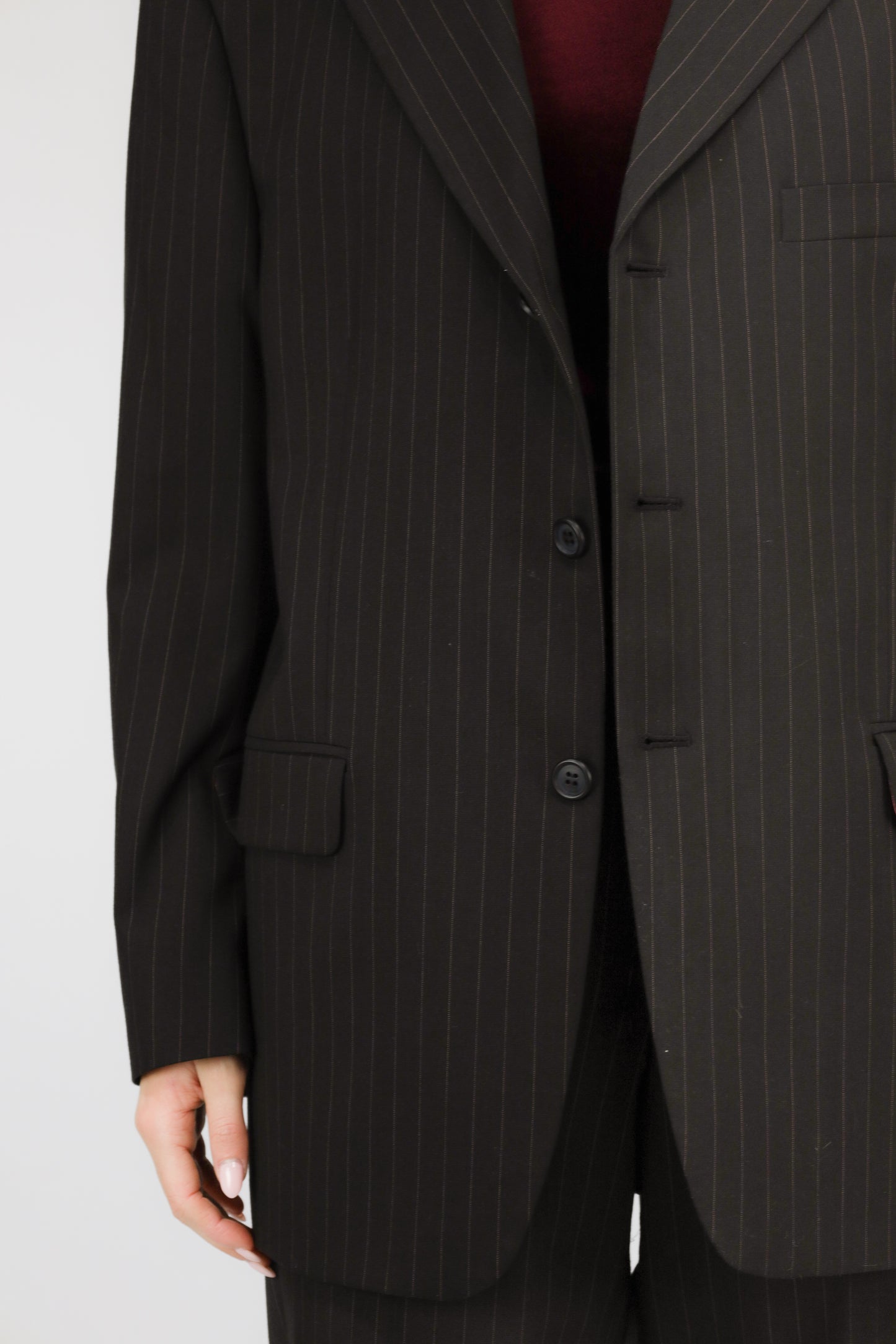 Detail van donkergrijze stof en bordeaux krijtstreep van vintage pak