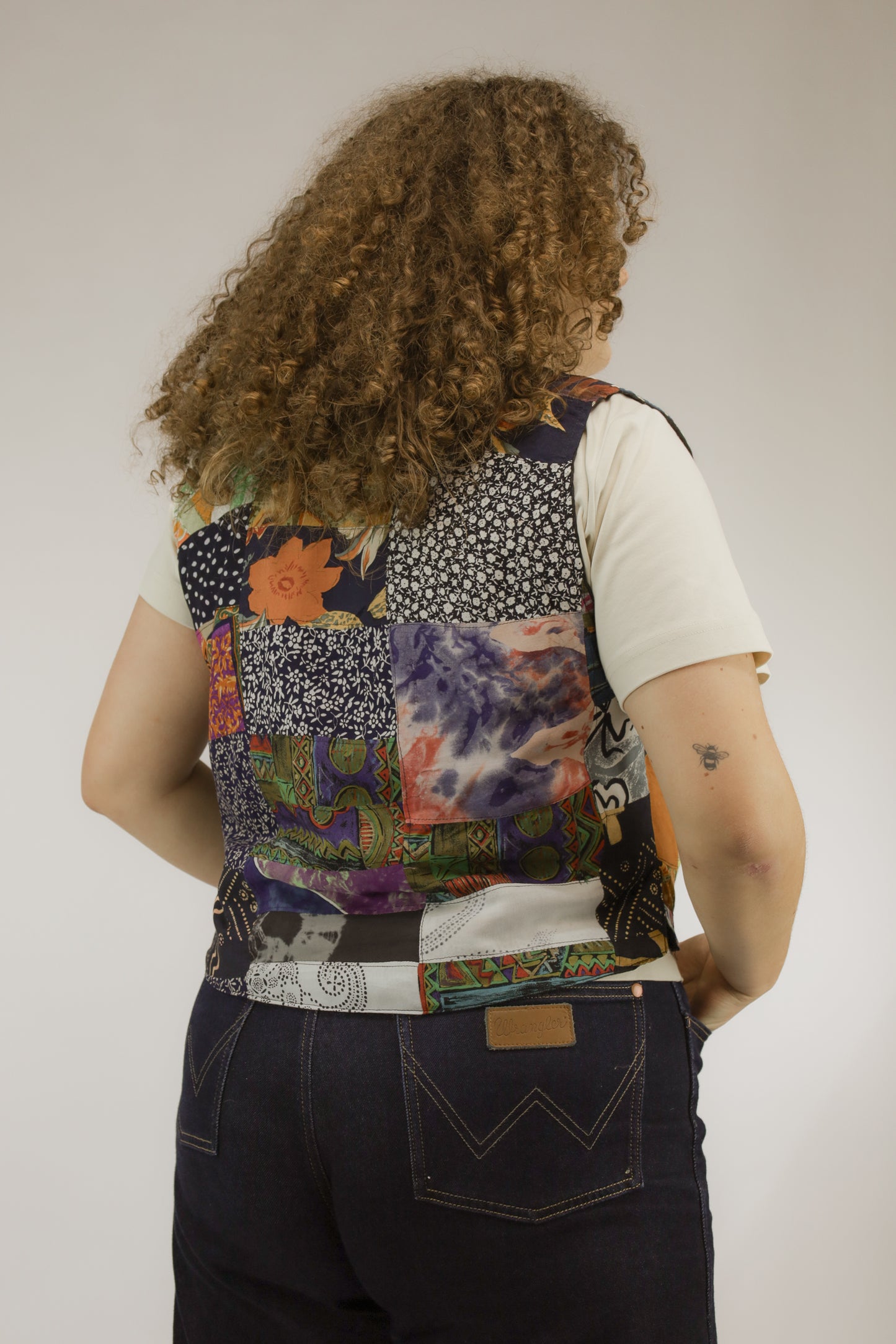 Achteraanzicht van uniek meerkleurig vintage gilet in patchworkstijl