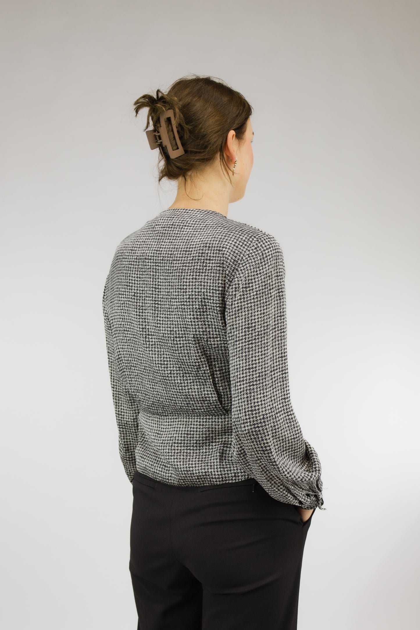 Achteraanzicht van vintage blouse met wijde mouwen en pied-de-poule print