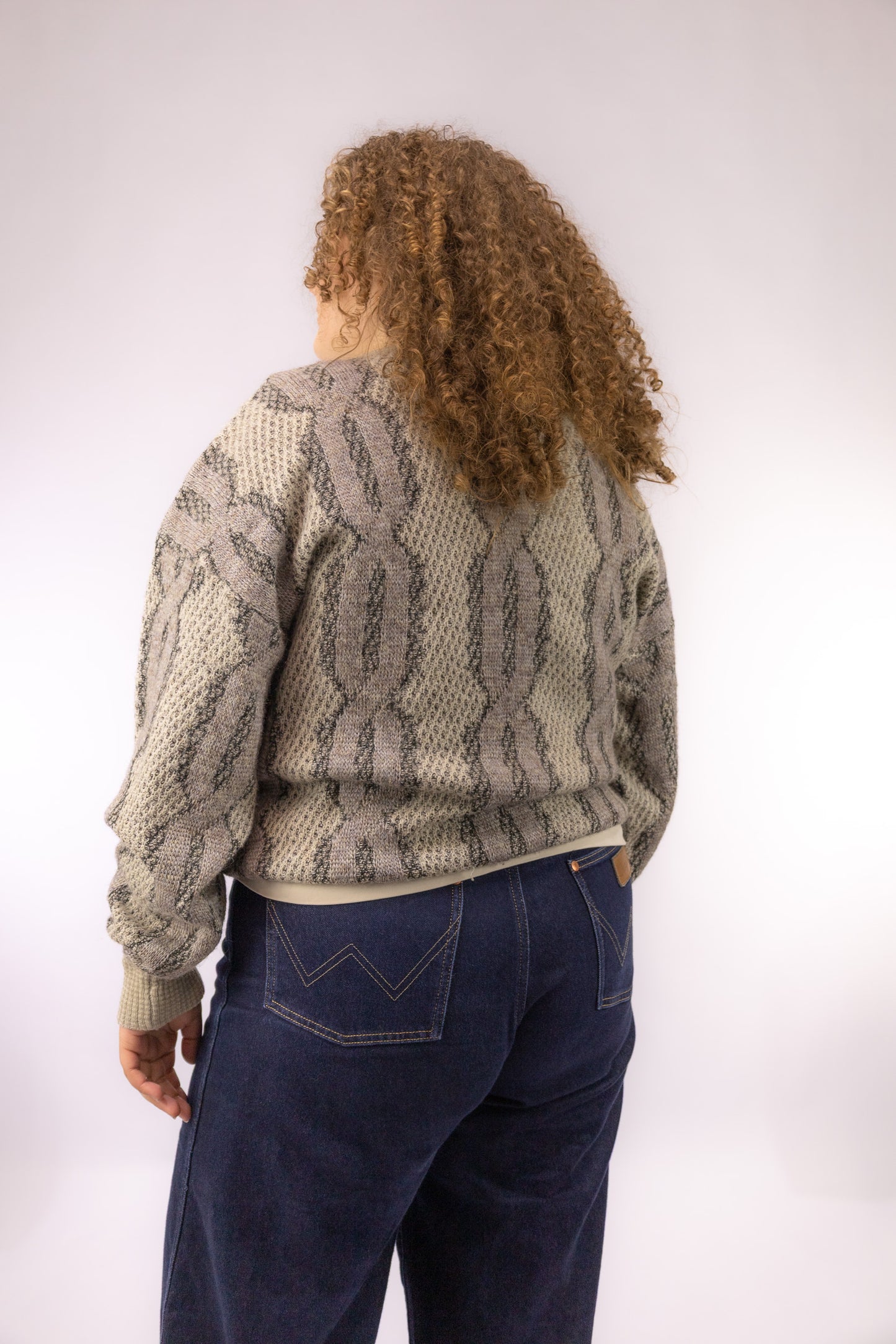 Achteraanzicht van vintage gebreide trui in beige en bruine tinten