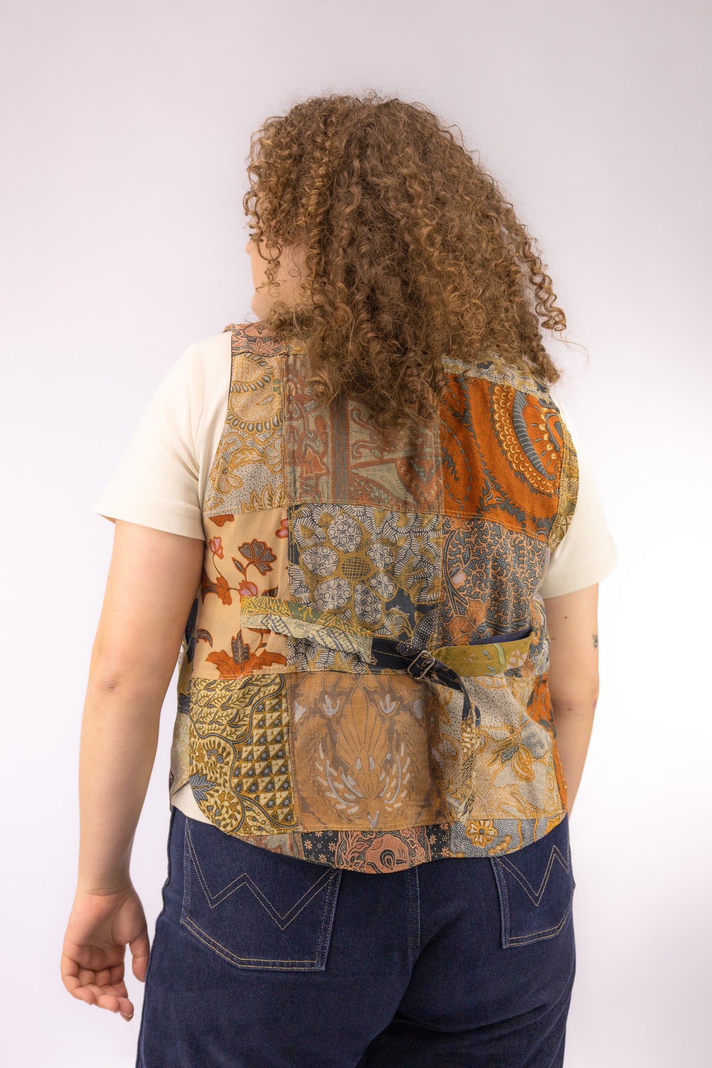 Achterkant van vintage patchwork gilet in bruin- en groentinten