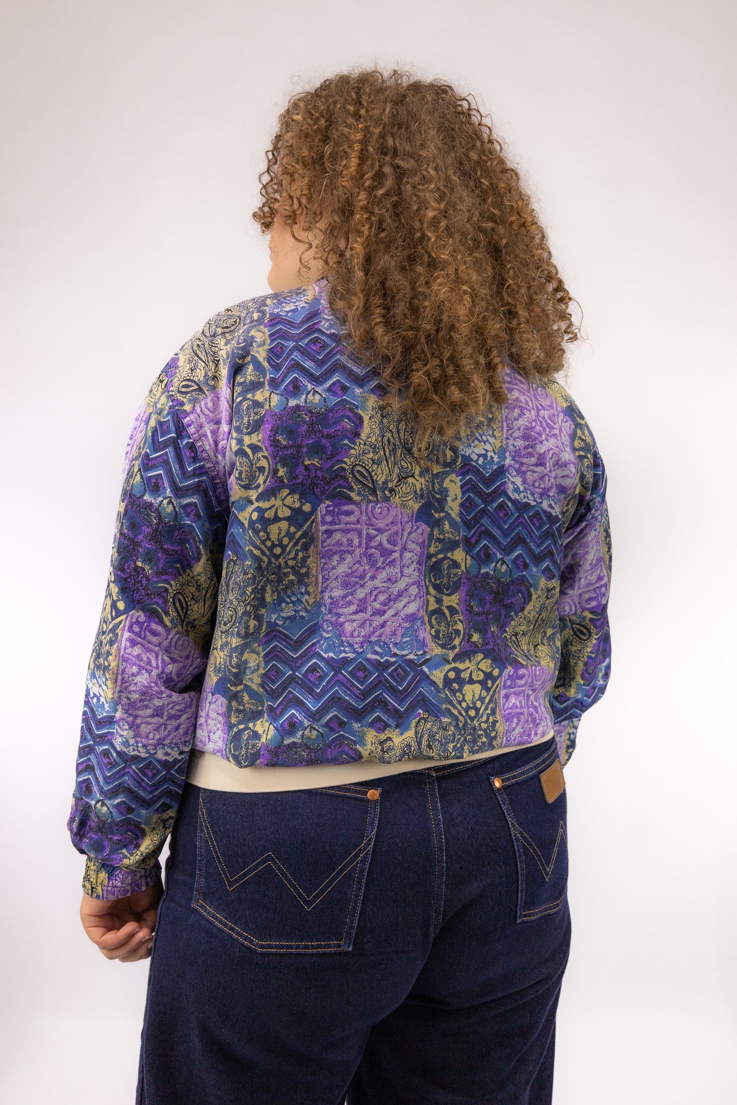 Detail van sierlijke paarse en blauwe vintage print