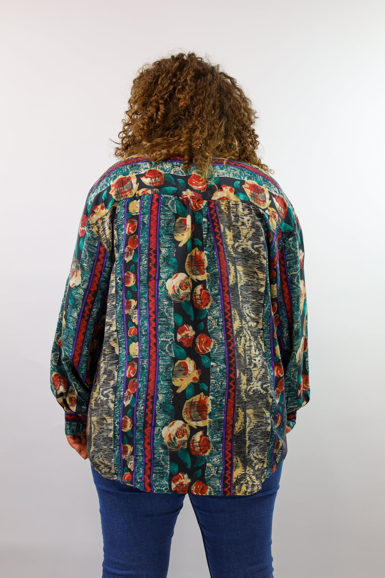 Losvallende blouse met speels fantasy ontwerp en comfortabele pasvorm.