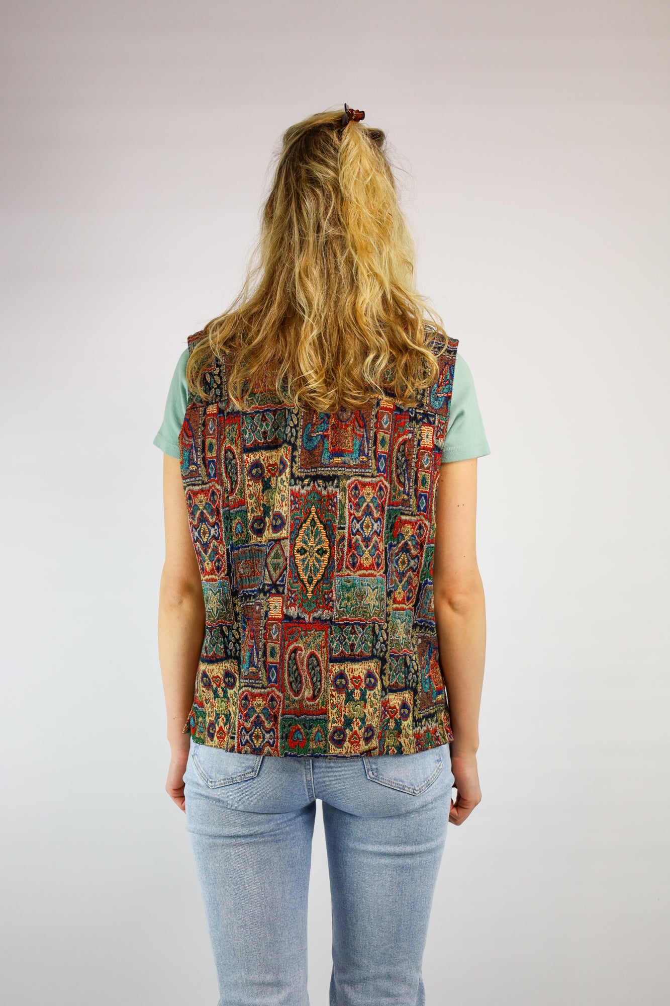 (EN) Full view of a vintage patterned vest, ideal to wear over a blouse.
(NL) Volledig beeld van een vintage gilet met patroon, ideaal over een blouse.