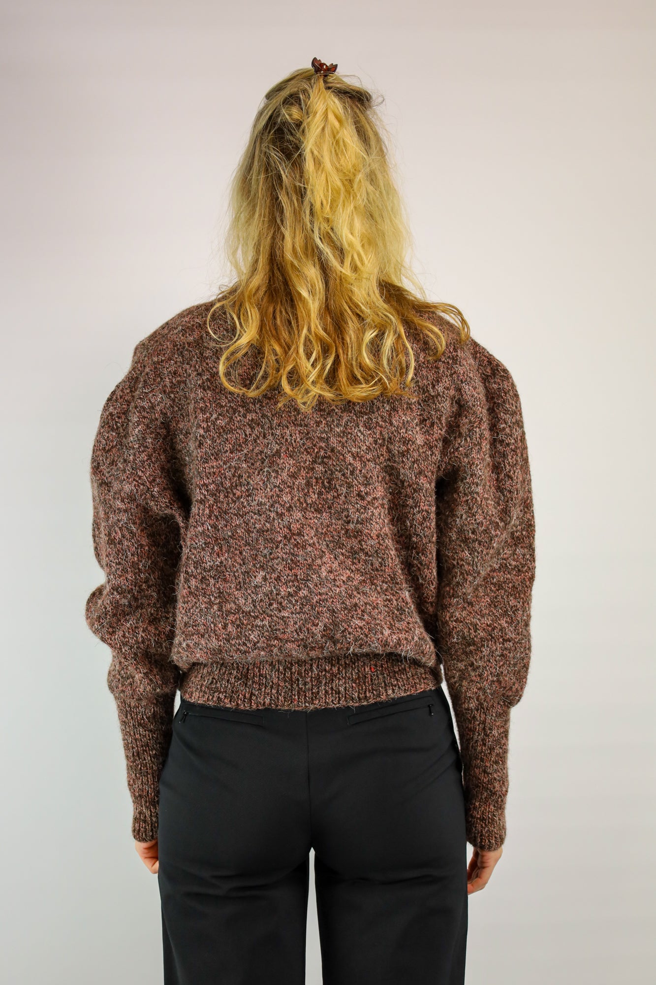 (EN) Cozy vintage cardigan with a flattering fit in pink and burgundy yarn.
(NL) Knus vintage vest met een flatterende pasvorm in roze en bordeaux garen