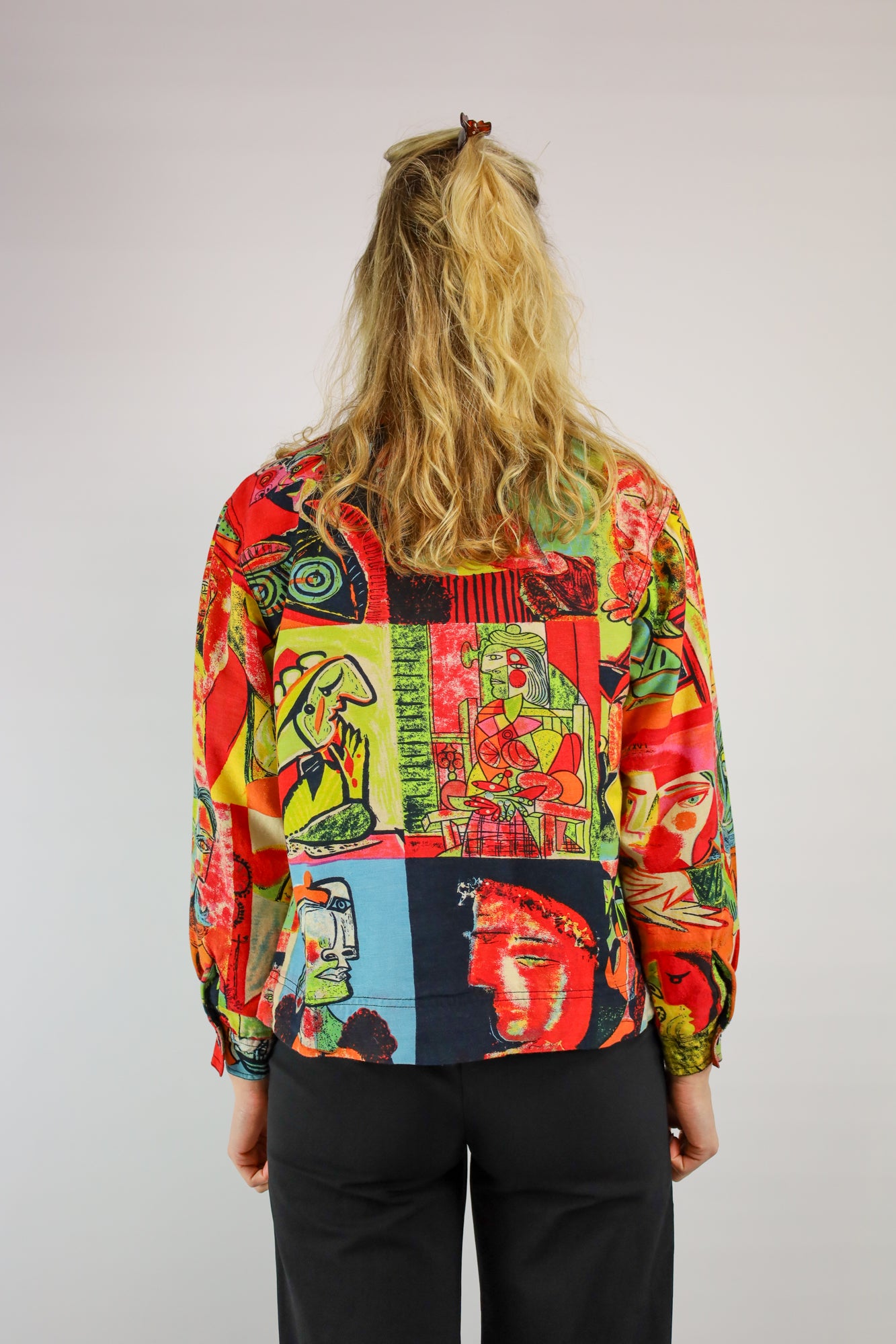 (EN) Statement vintage jacket with artistic patterns and a bold, expressive look.
(NL) Statement vintage jasje met kunstzinnige patronen en een gedurfde, expressieve uitstraling.