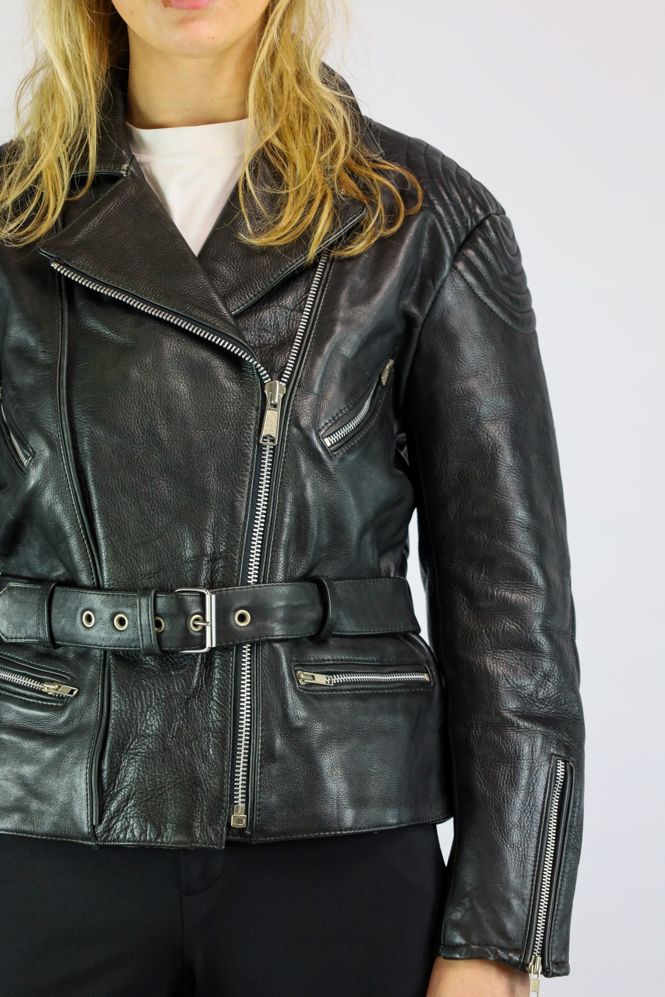 Tijdloos zwart leren bikerjack met klassieke en edgy uitstraling.