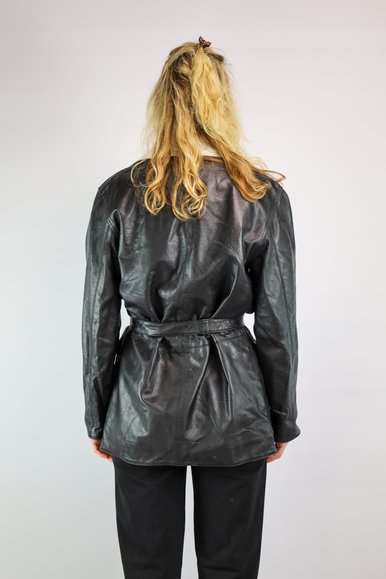 Stoere en stijlvolle vintage jas met contrasterend leerdesign.