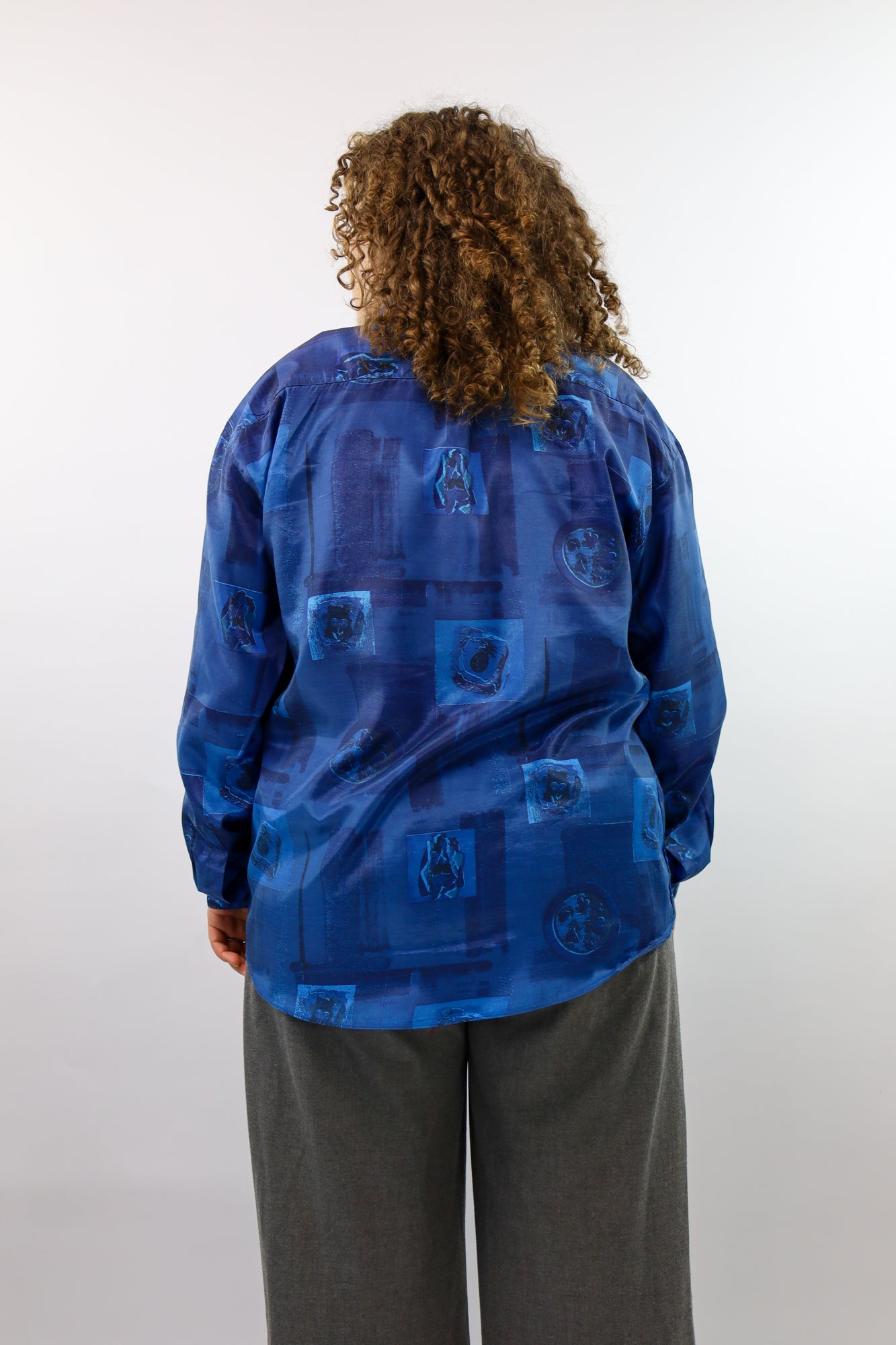 (EN) Timeless blue vintage blouse with a unique faded design.
(NL) Tijdloze blauwe vintage blouse met een uniek vervagend design.