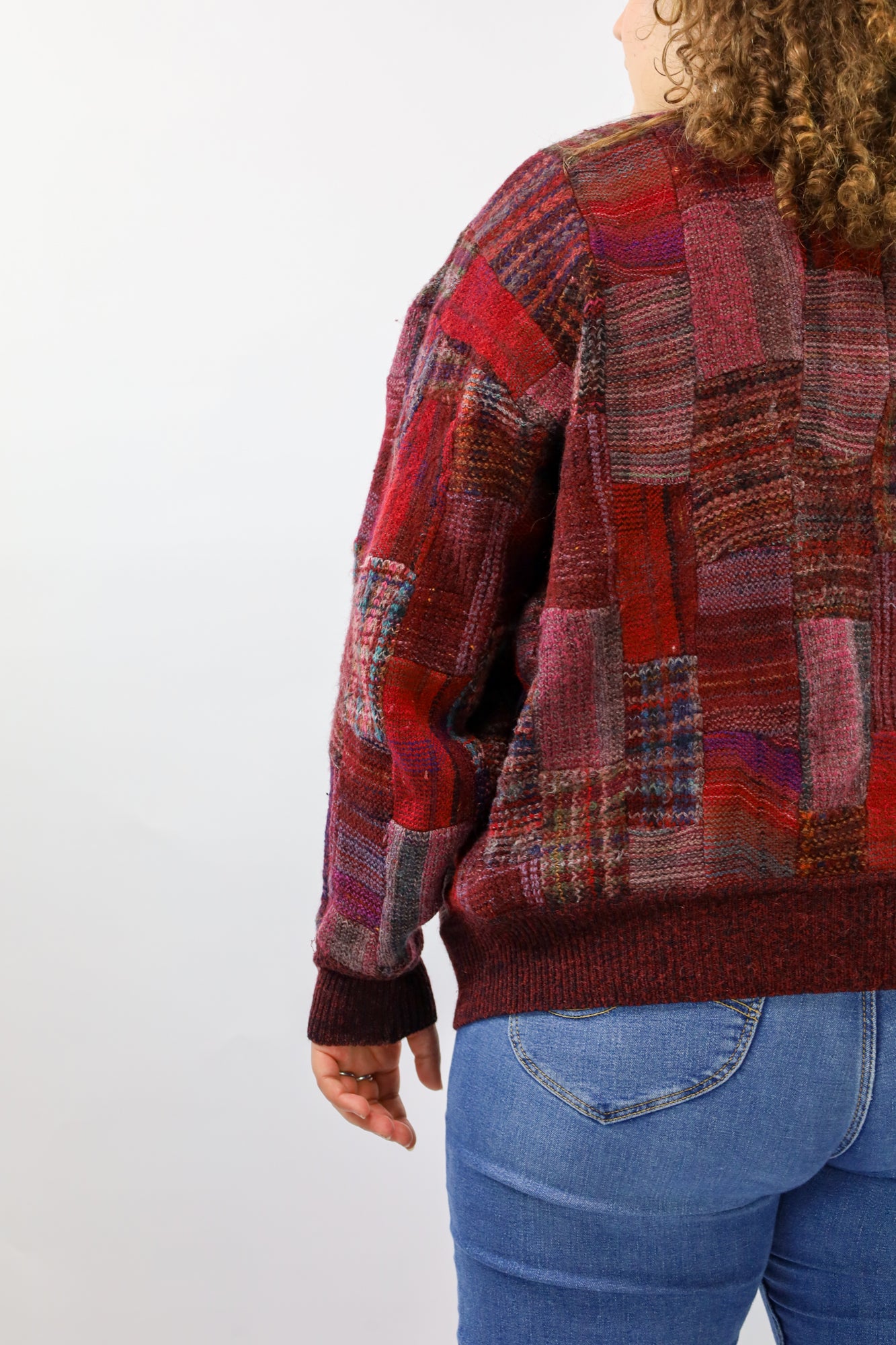 Stijlvol handgemaakt vintage vest in warme rode tinten met patchwork."