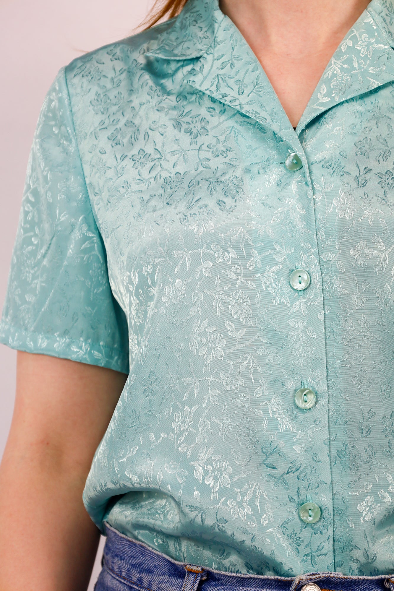 Detailfoto van het chique kraagje en jacquard structuur