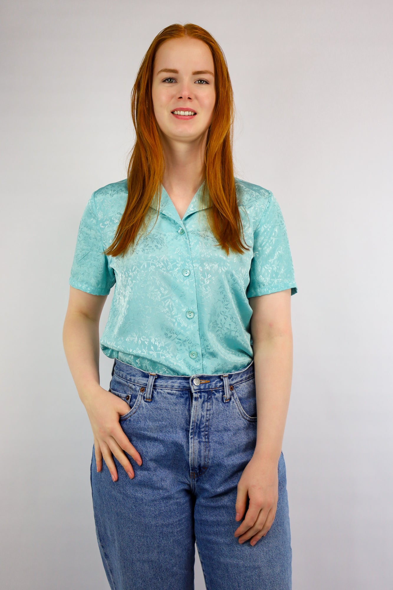 Voorkant van aqua blauwe vintage blouse met jacquard print en korte mouwen
