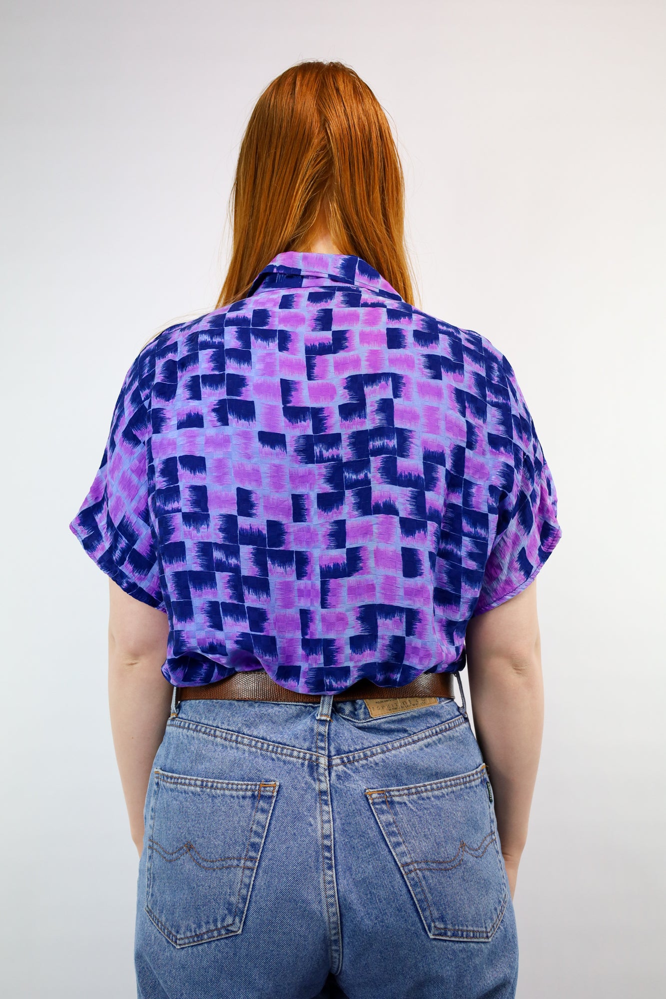 Achterkant van soepelvallende blouse met kleurrijke print