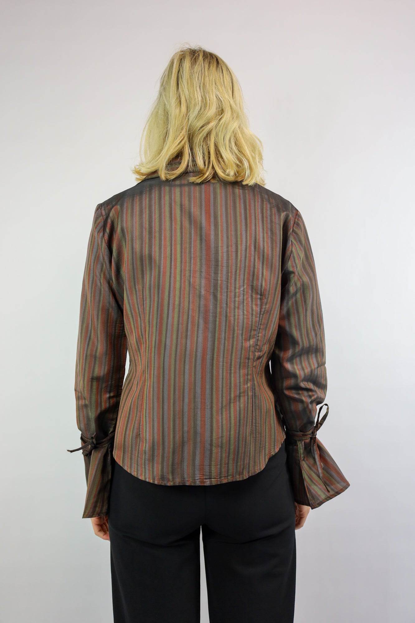 Vintage blouse met striksluiting aan de voorkant, speels en kleurrijk design.