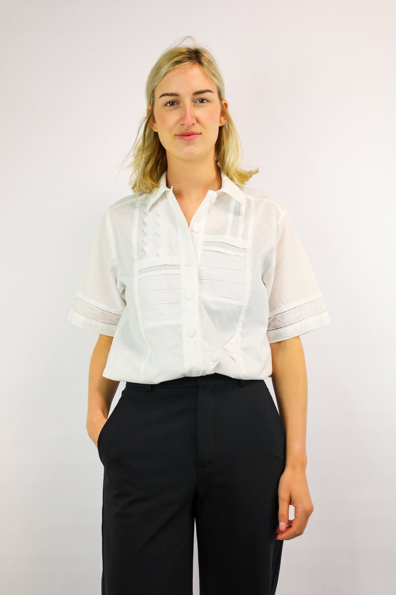 Voorkant van witte katoenen vintage blouse met kanten details en knoopjes